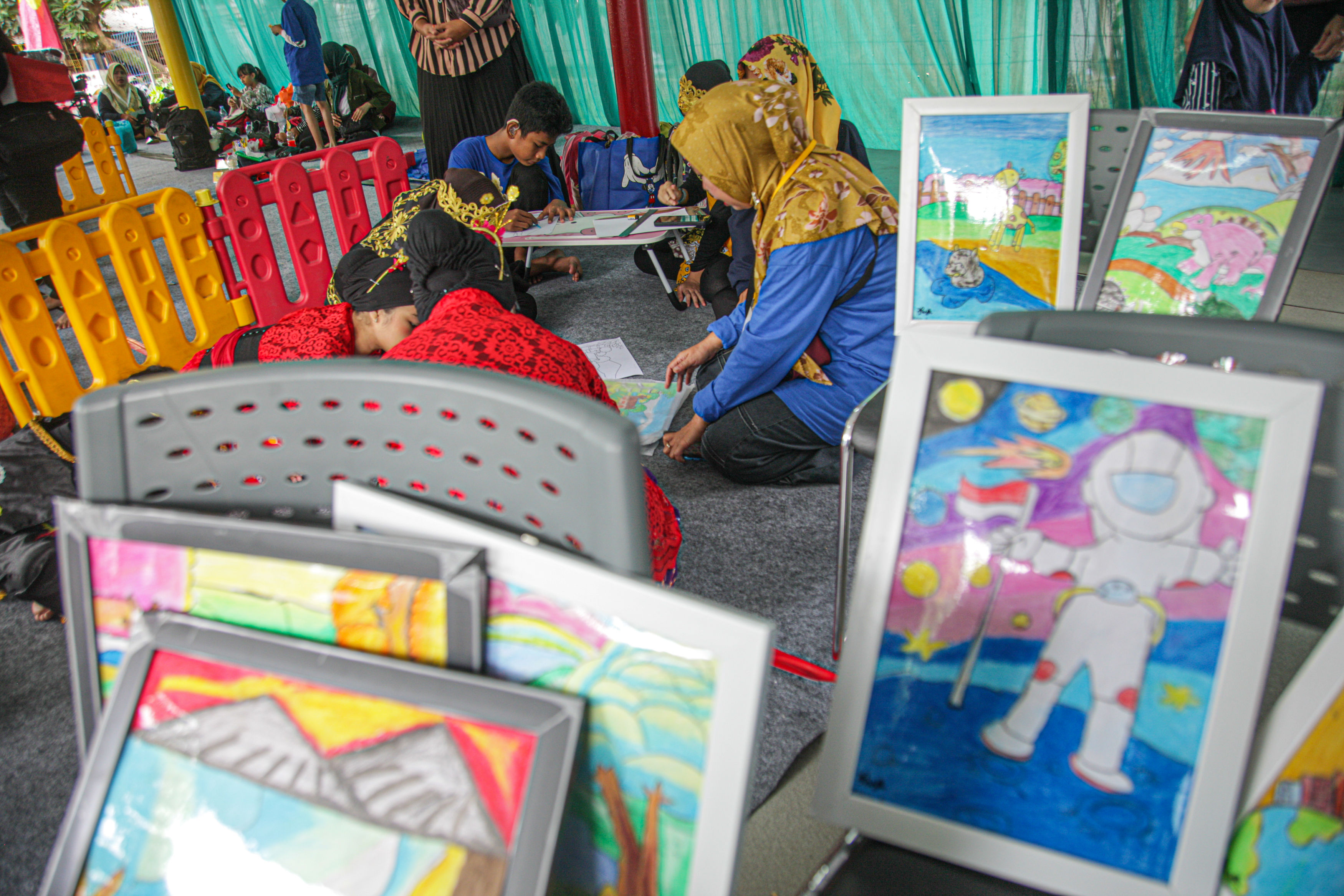 ILUSTRASI: Sejumlah siswa disabilitas menampilkan beberapa kesenian dan kreasi.