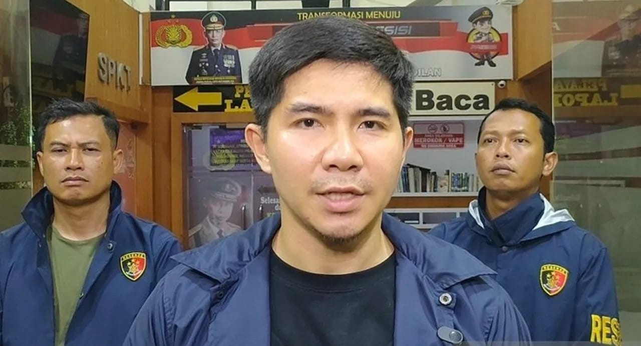 Kanitreskrim Polsek Grogol Petamburan AKP Alexander Tengbunan memberikan keterangan terkait penangkapan pelaku pencurian di Gereja Tomang.
