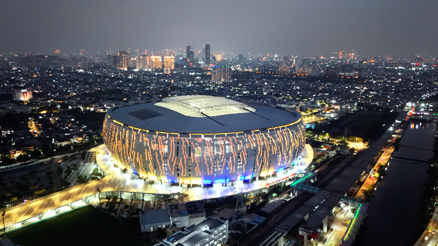 Lampu warna-warni menghiasi dinding Stadion Jakarta International Stadium (JIS). Namun, rumput JIS dinilai sangat jelek apalagi kerap dipakai konser musik.