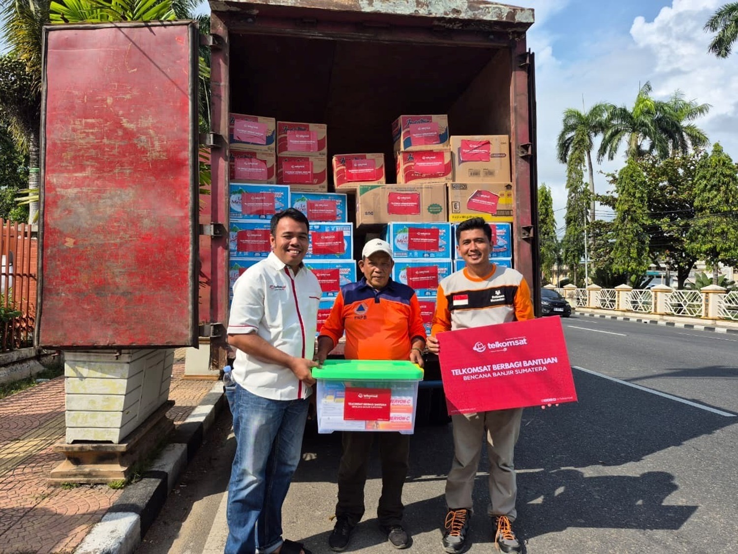 Telkomsat menyalurkan bantuan logistik untuk mendukung operasional dapur umum yang tersebar di delapan desa terdampak banjir di Kabupaten Bireuen, Aceh.