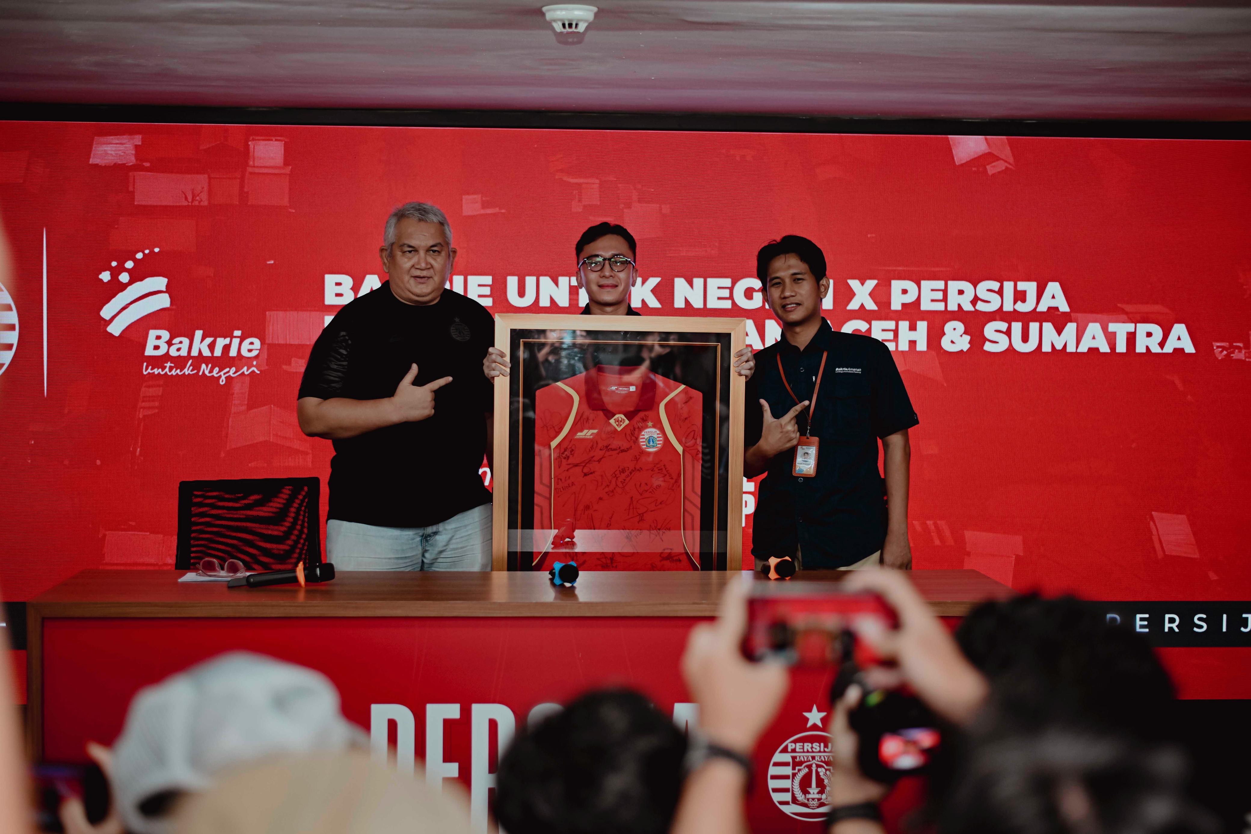 Persija Jakarta bersama Bakrie Untuk Negeri melakukan lelang Jersey untuk membantu korban bencana.