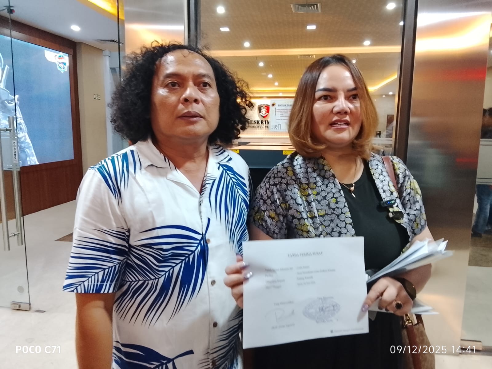 Penasehat Hukum Deolipa Yumara bersama kliennya, Linda Susanti, kembali mendatangi Bareskrim Polri pada Selasa siang (9/12)