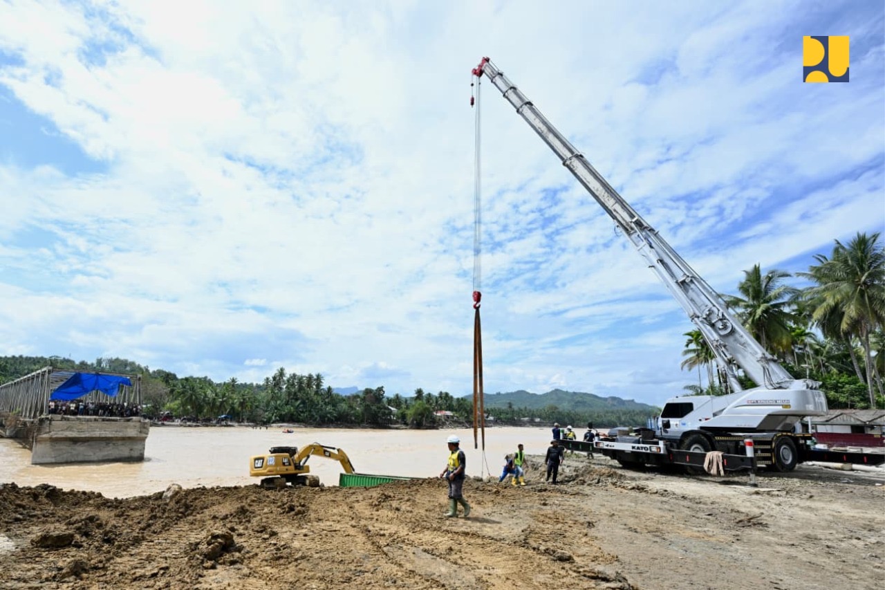 JALUR VITAL: Upaya pemulihan akses di Bireun dilakukan melalui pengerahan personel, alat berat, serta pemasangan jembatan bailey sebagai akses sementara di titik-titik yang terdampak paling parah.