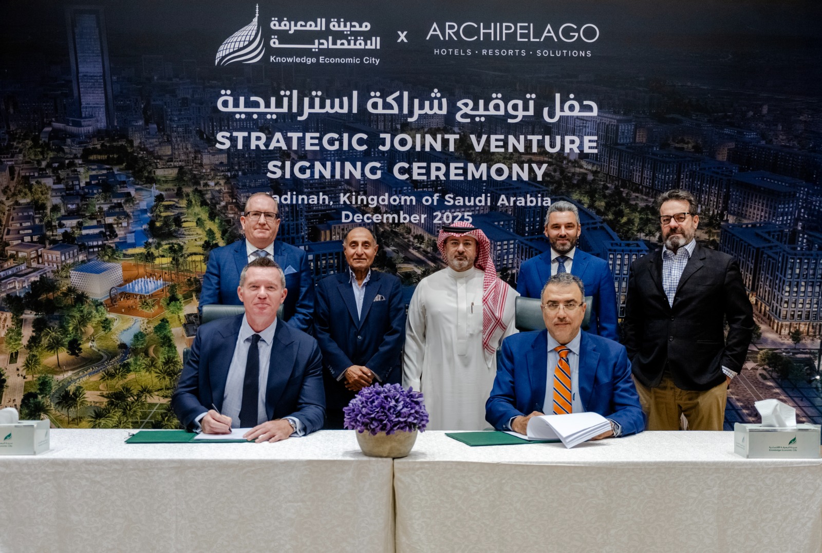 Penandatanganan kerja sama antara Knowledge Economic City (KEC) dan Archipelago. Dua perusahaan itu membentuk perusahaan manajemen hotel baru berbasis di Madinah.
