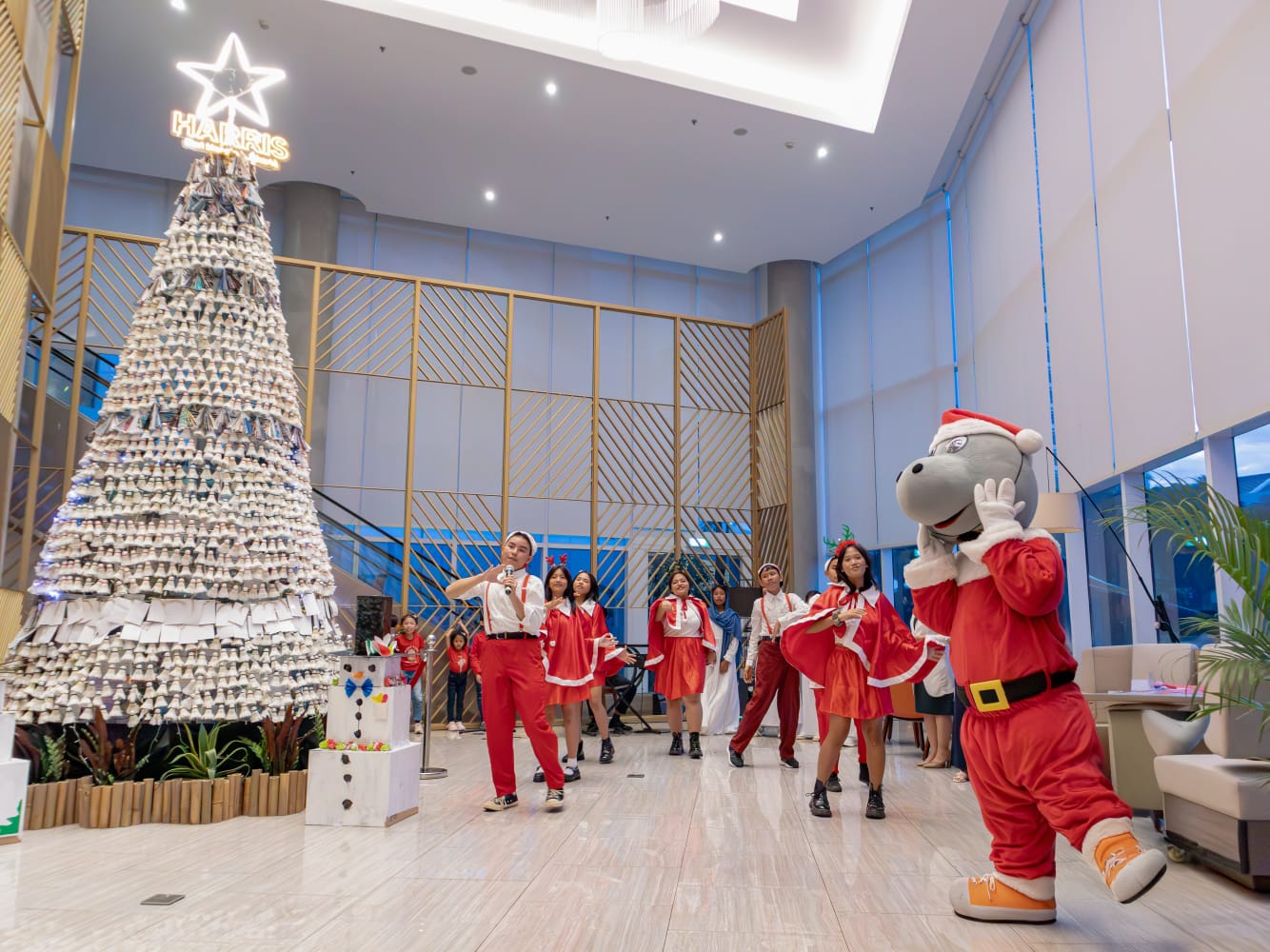HARRIS Puri Mansion menyelenggarakan Christmas Tree Lighting Ceremony di Harris Caf&eacute;.