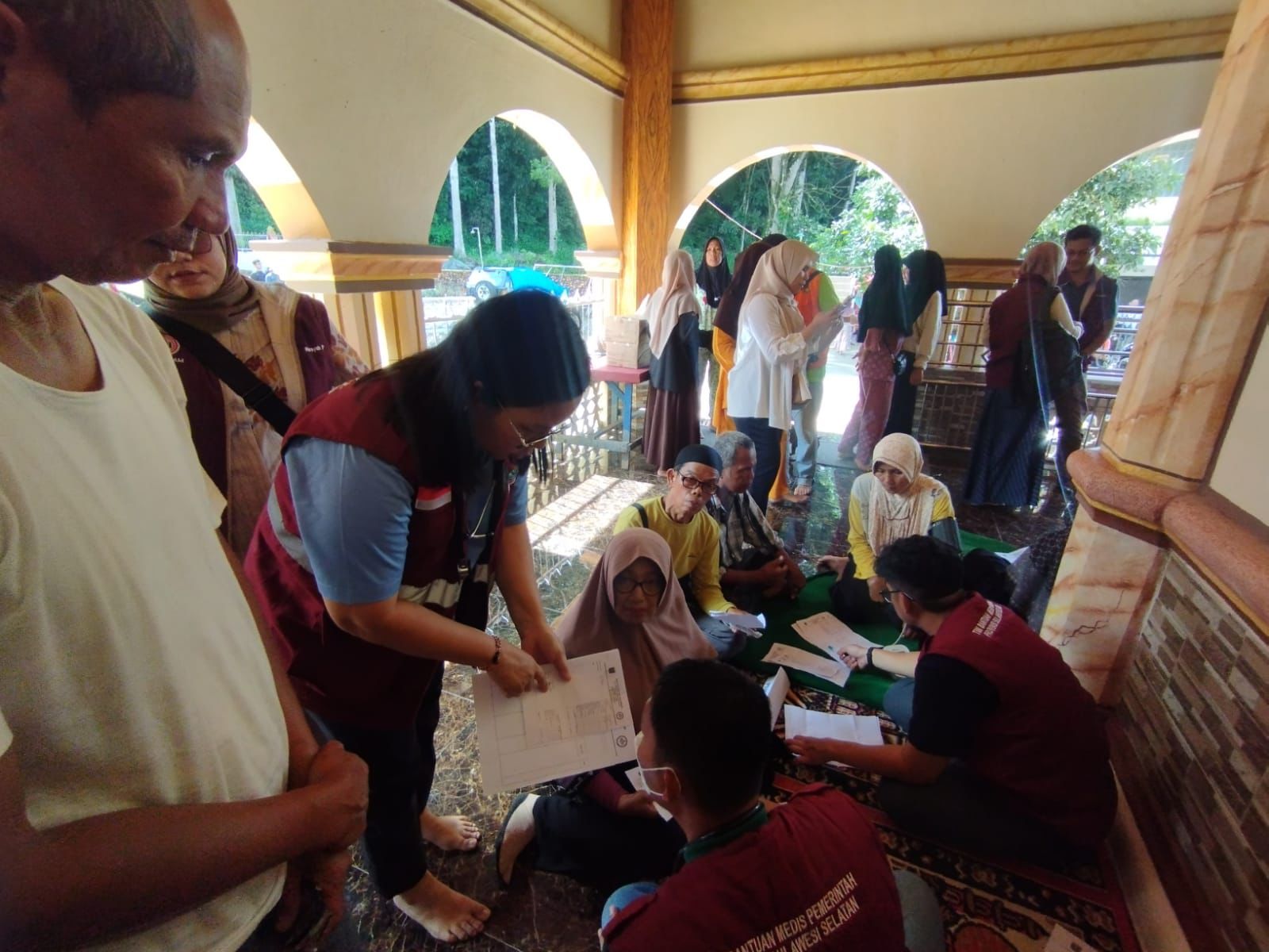 Tenaga medis Kota Bekasi memberikan layanan kesehatan di Kabupaten Agam, Sumatra Barat.