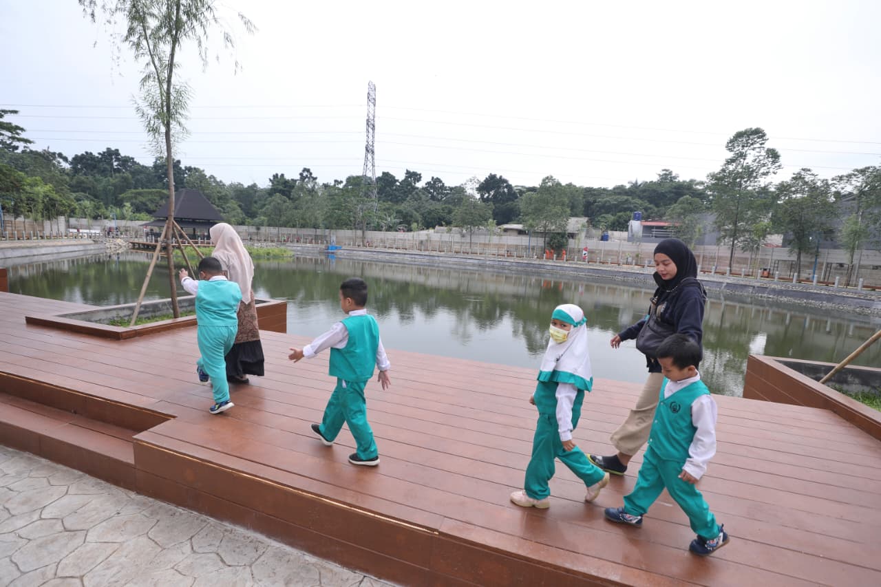 Warga menikmati pemandangan Embung Lapangan Merah di Jagakarsa, Jakarta Selatan, yang baru diresmikan Pemprov DKI Selasa (9/12).