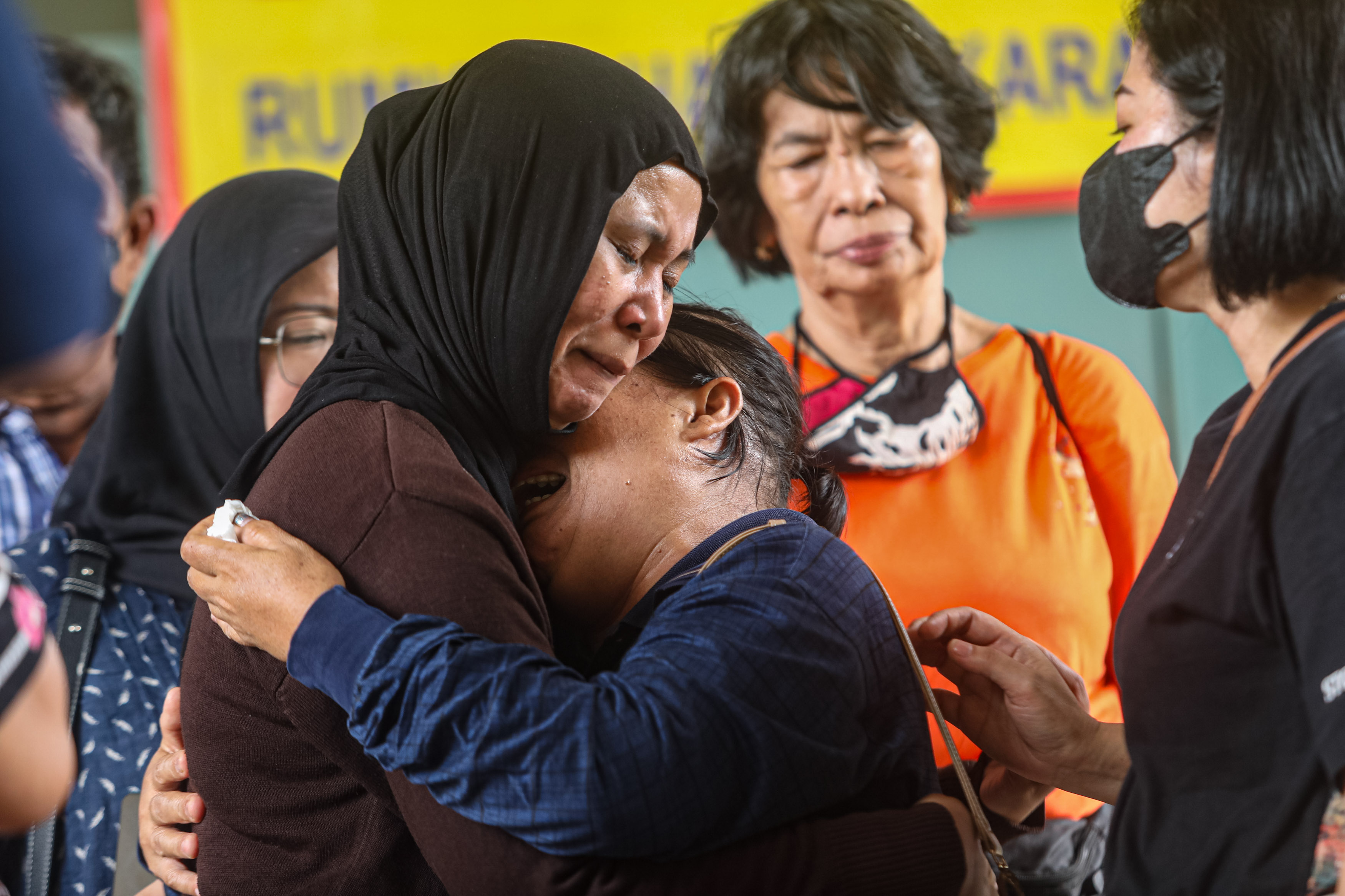 Keluarga korban kebakaran Gedung Terra Drone menangis di Pos DVI Ante Mortem, Rumah Sakit Polri, Jakarta Timur, Rabu (10/12).