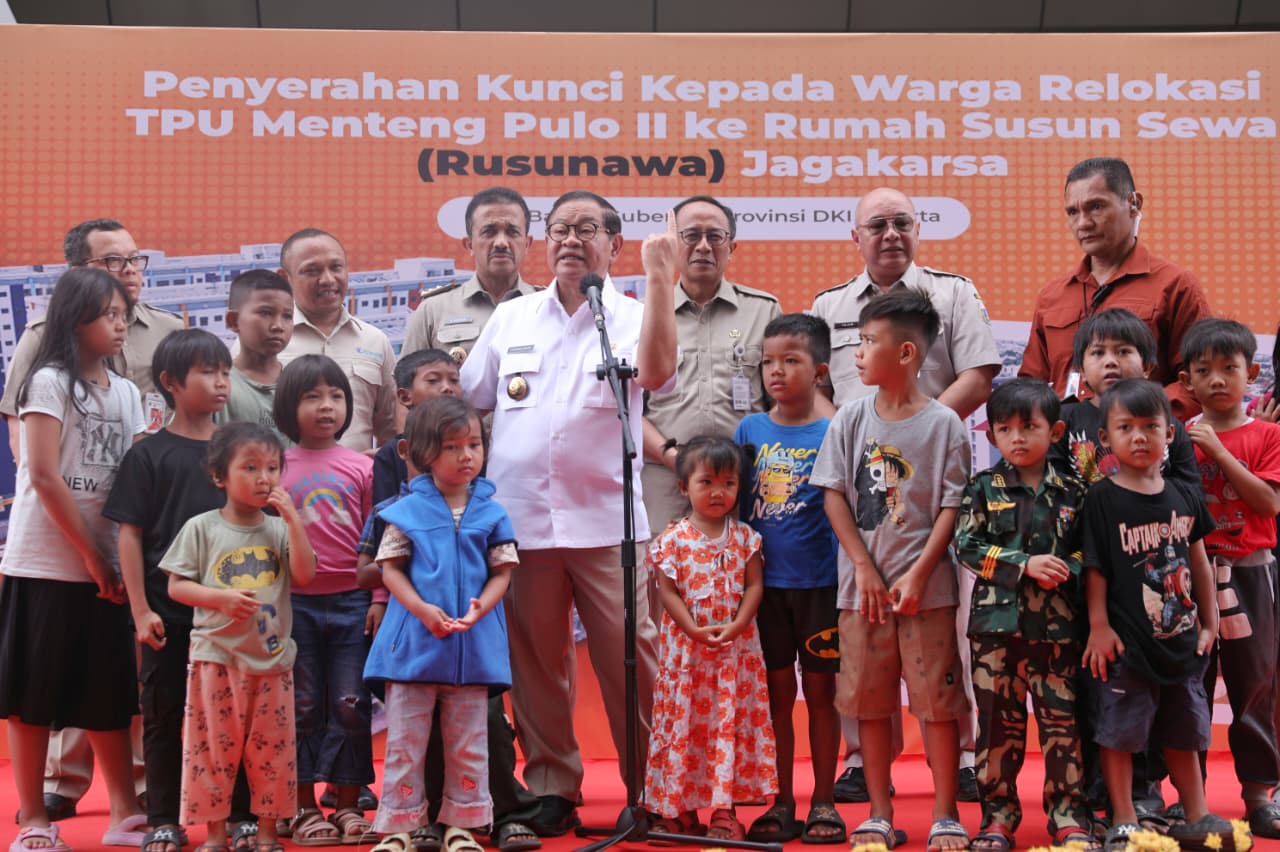Gubernur DKI Pramono Anung secara simbolis memberikan kunci kepada warga dari TPU Menteng Pulo yang mulai menempati Rusunawa Jagakarsa, Jakarta Selatan, Selasa (9/12).