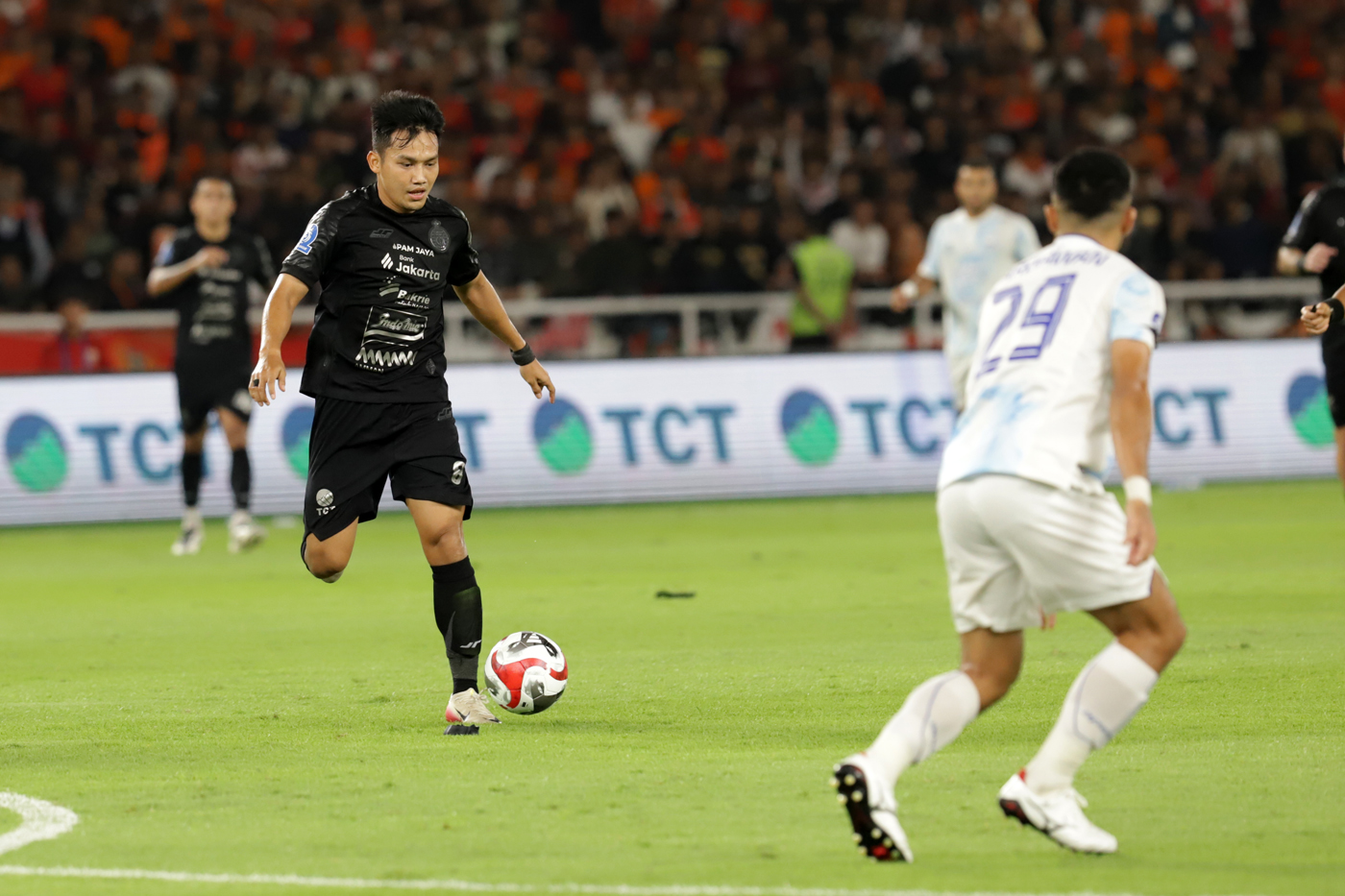 Pemain Persija Jakarta Witan Sulaeman pada pertandingan melawan PSIM Yogyakarta. (Dery Ridwansah/Jawa Pos)