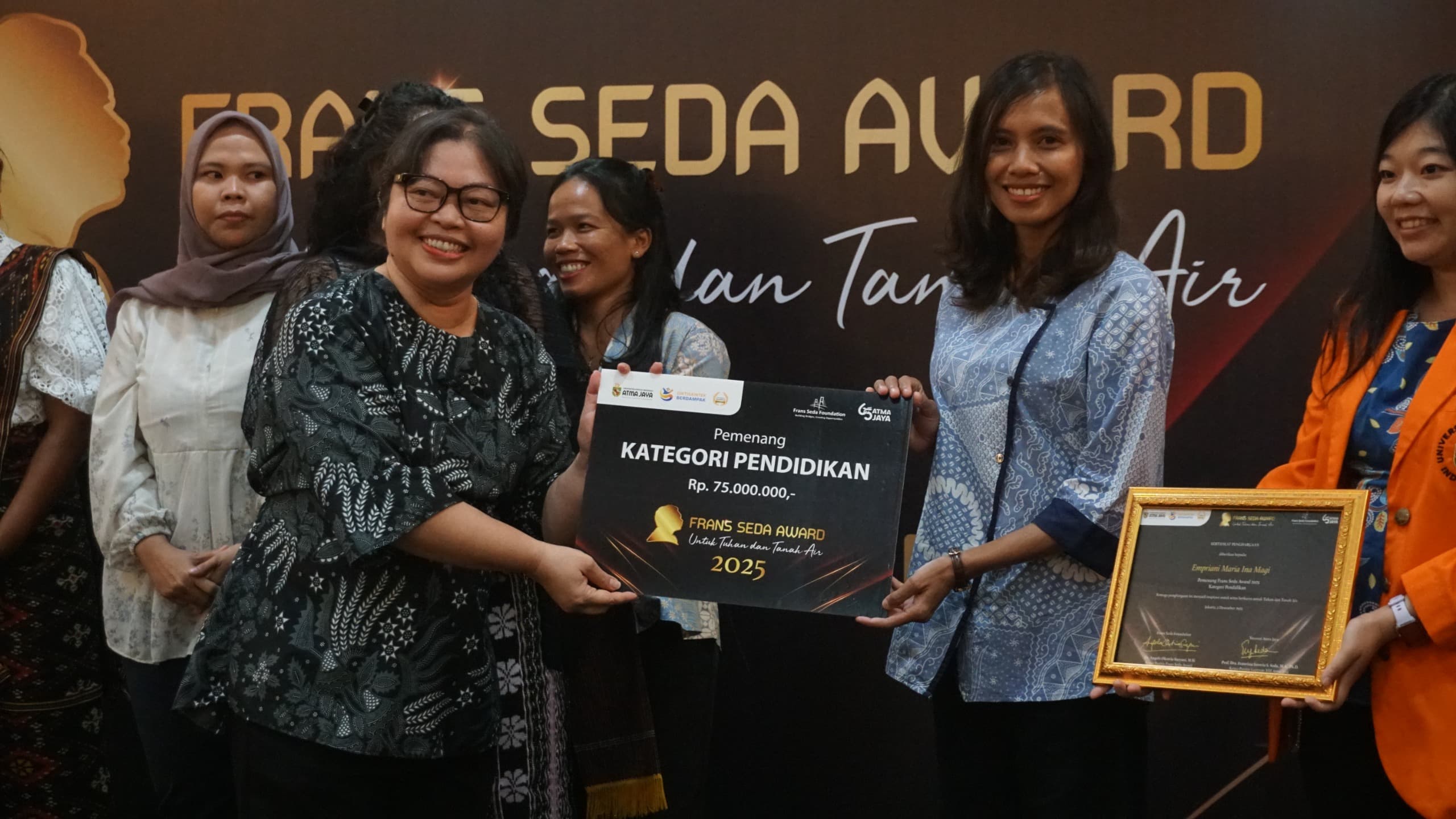 Penyerahan Frans Seda Award 2025 oleh Universitas Atma Jaya kepada pemuda penggerak pendidikan dan kemanusiaan di Jakarta. (Dok. Universitas Atma Jaya)