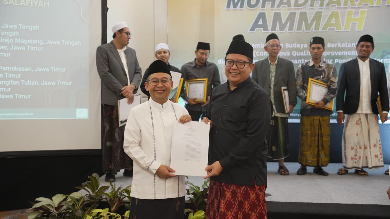 Penyerahan dokumen surat keputusan hasil asesmen Majelis Masyayikh kepada lembaga pendidikan pesantren di Jakarta (10/12).
