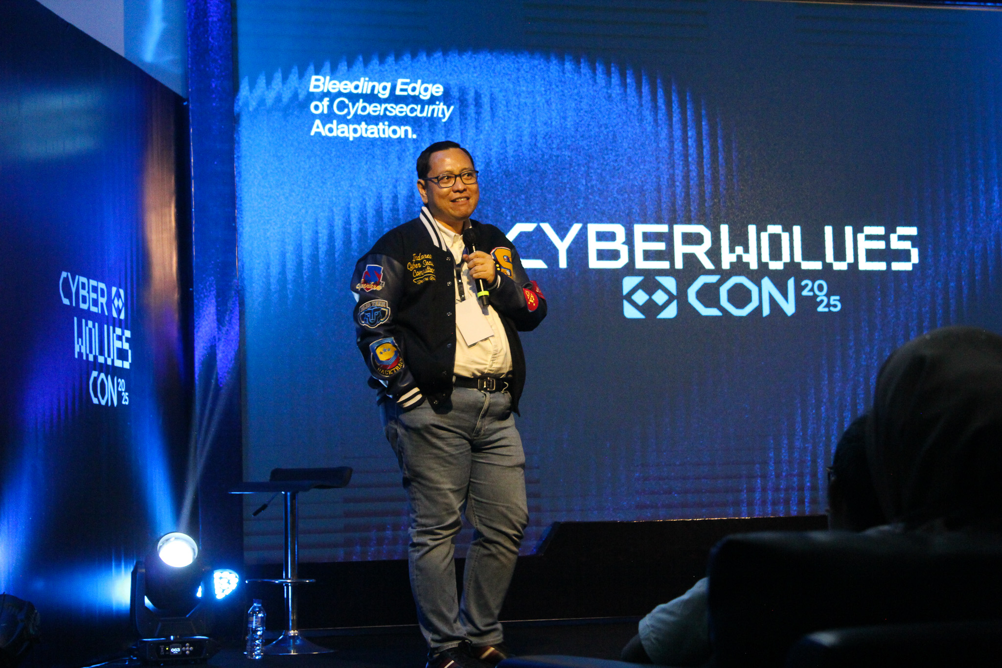 Direktur Spentera, Royke L Tobing memaparkan terkait percepatan transformasi digital di Indonesia.