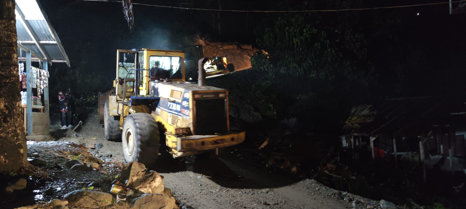 Upaya penanganan terus berjalan melalui pengerahan alat berat, penimbunan oprit jembatan, pembersihan material longsor, serta pemasangan jembatan bailey di titik-titik prioritas.