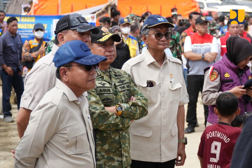 Menteri Pekerjaan Umum (PU) Dody Hanggodo mendampingi Presiden Prabowo Subianto meninjau kondisi pengungsi dan wilayah terdampak banjir bandang di Aceh Tamiang, Jumat (12/12).