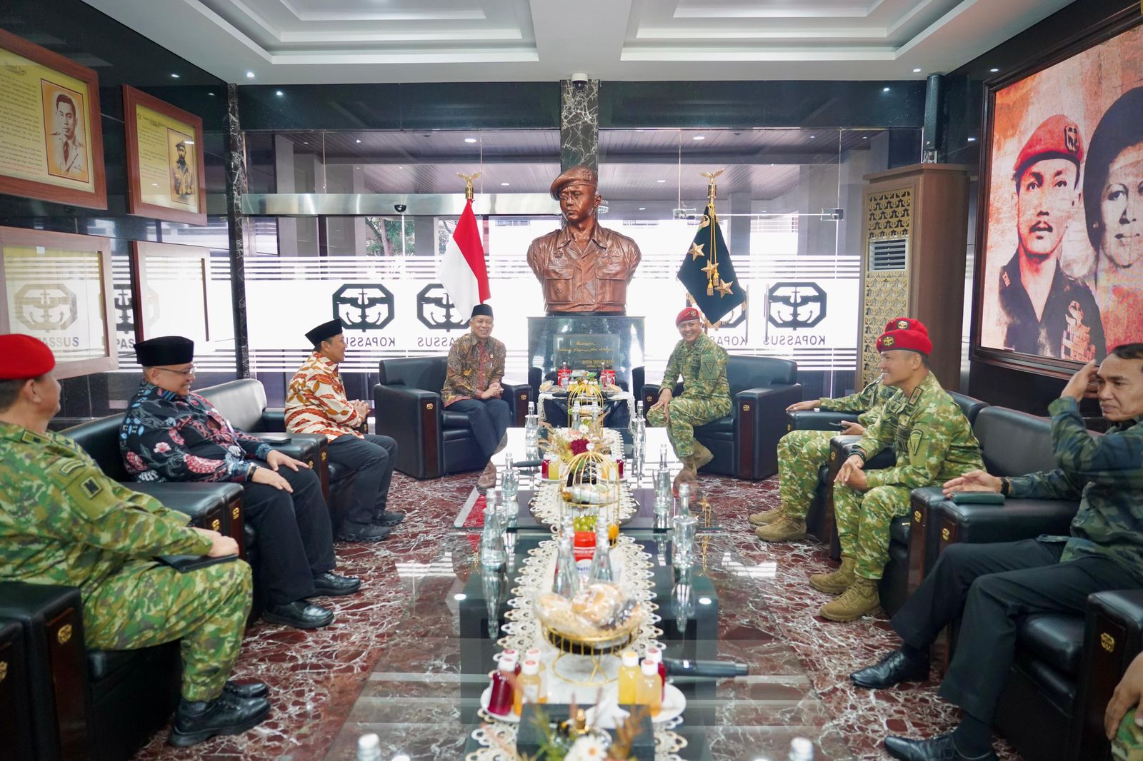 Menkop Ferry Juliantono didampingi SesKemenkop Ahmad Zabadi, usai melakukan pertemuan dengan Ustadz Adi Hidayat dan Komandan Jenderal Kopassus Letjend TNI Djon Afriandi.