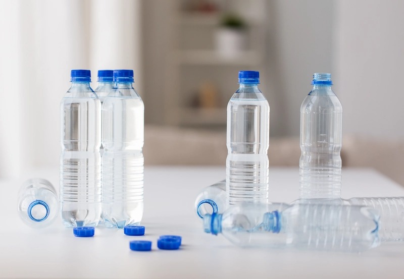 Ilustrasi air mineral di bawah 1 liter.