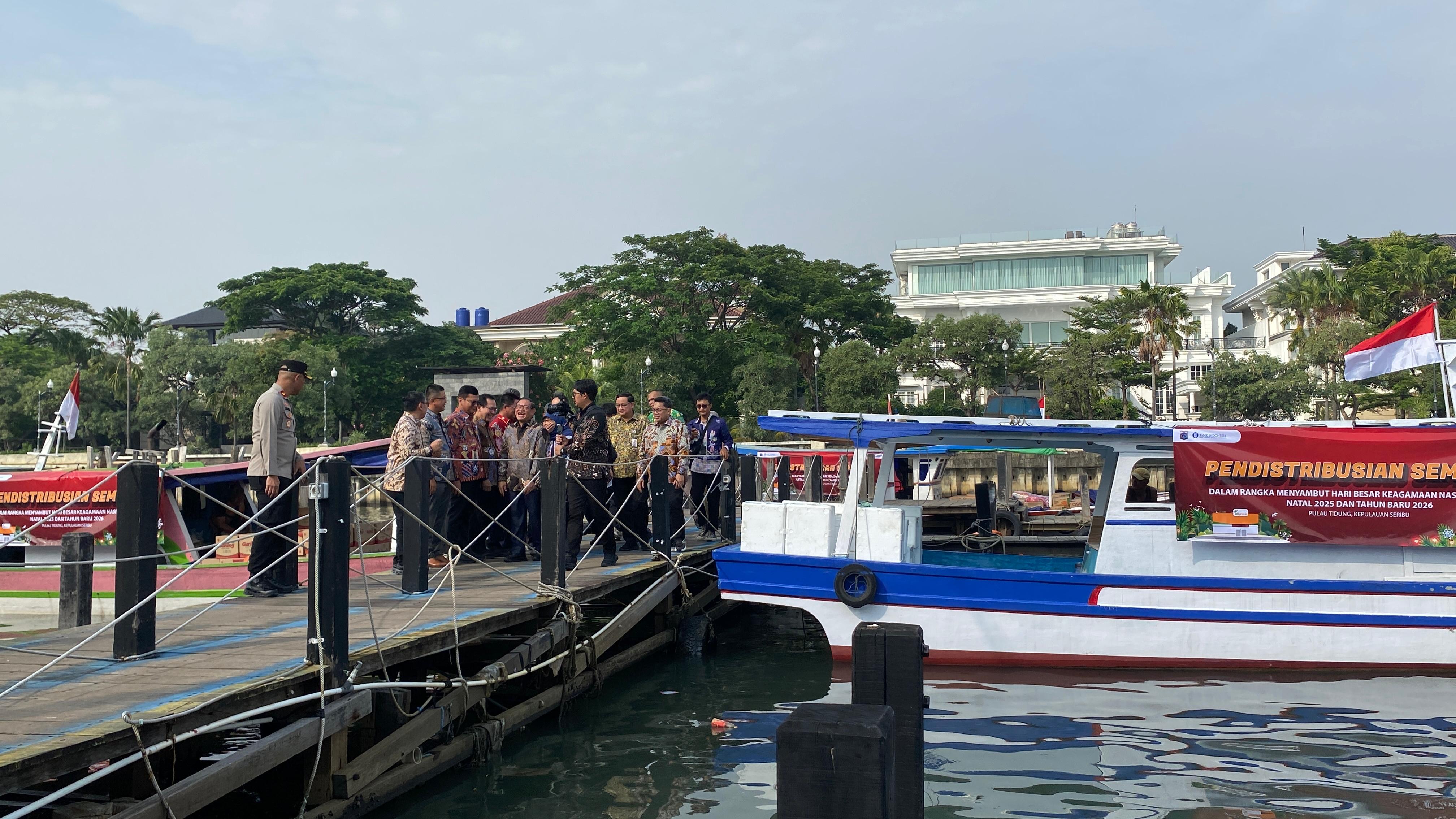 Rombongan Gubernur DKI mengirim 15 ton komoditas pangan ke Pulau Seribu lewat Dermaga 16 Marina Ancol.