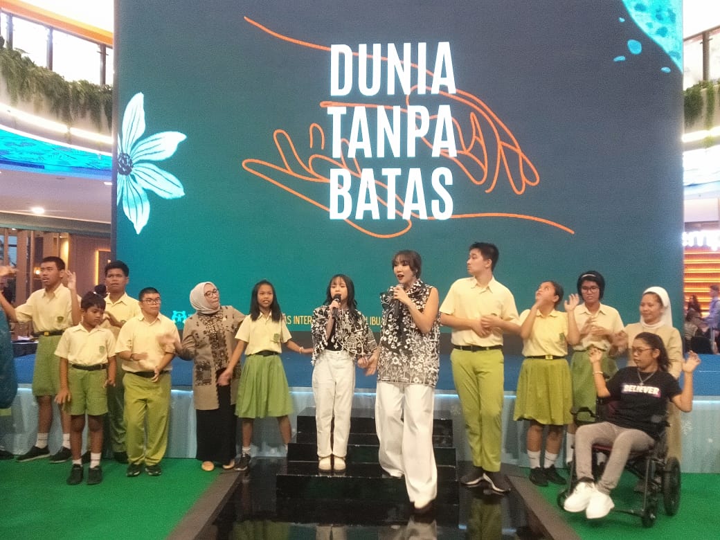 Gelaran pertunjukan Dunia Tanpa Batas sebagai dukungan untuk anak-anak disabilitas dan keteguhan perempuan di Jakarta (10/12) malam.