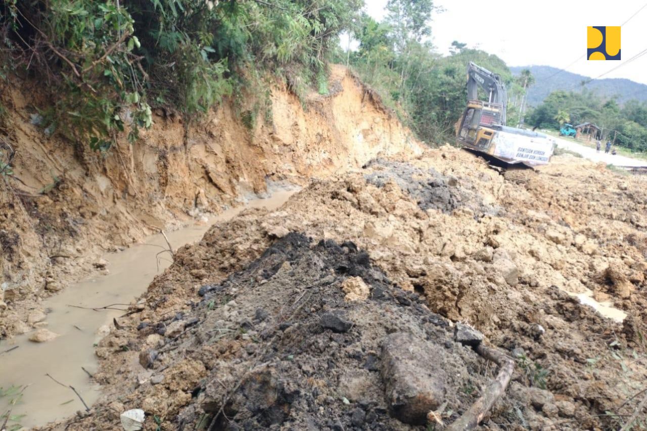 Kementerian PU mengerahkan alat berat untuk membuka akses yang terputus di Tapanuli Tengah dan Kota Sibolga, Sumut.