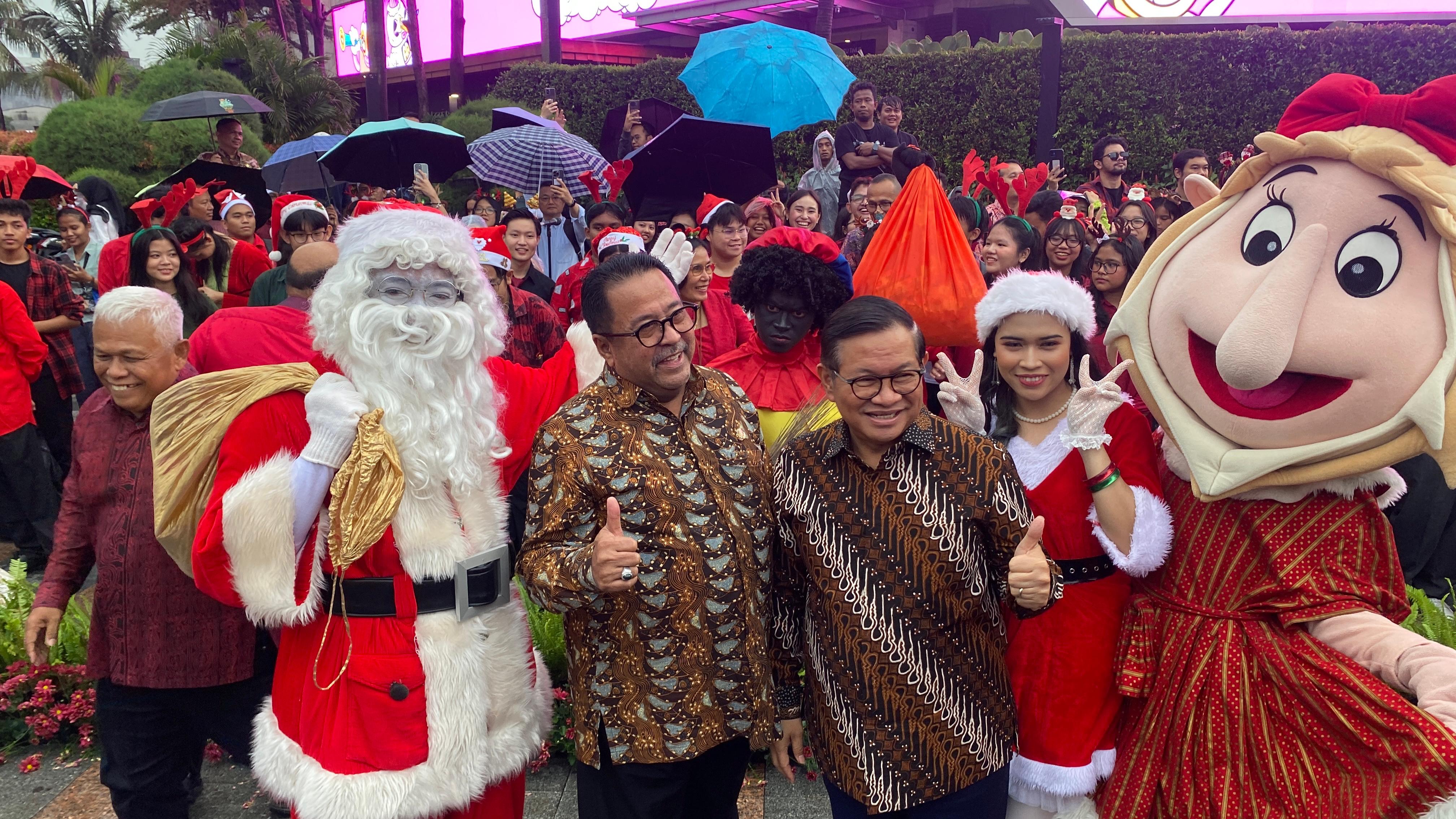 Gubernur DKI Pramono Anung dan Wakil Gubernur DKI Rano Karno kompak menghadiri Kick Off Christmas Carol Colossal di Bundaran HI, Jakarta Pusat.