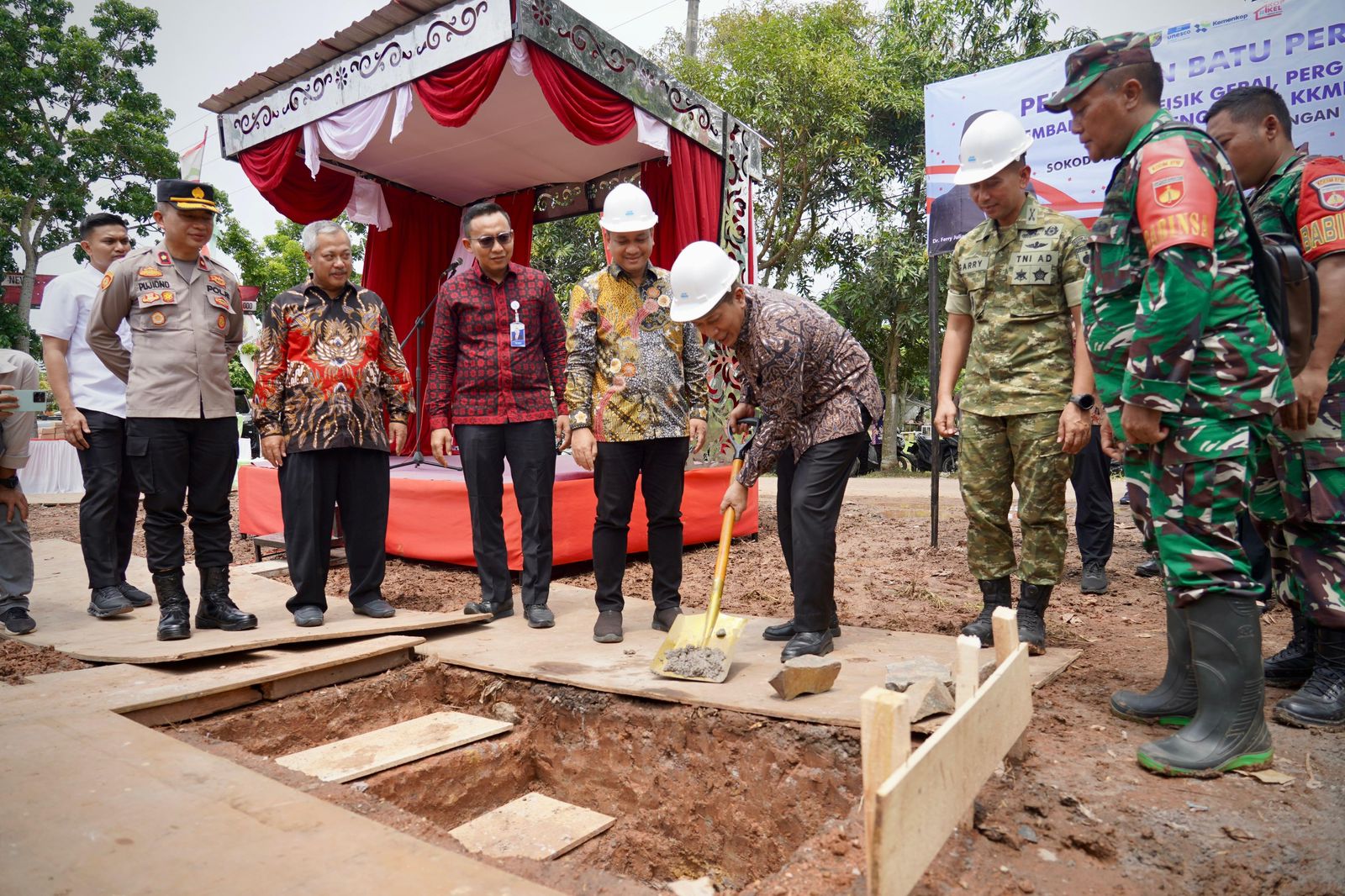Peletakan batu pertama pembangunan fisik Koperasi Kelurahan Merah Putih di Sokoduwet.