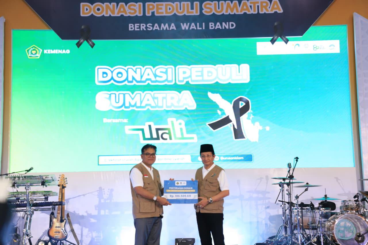 Rektor UIN Syarif Hidayatullah Jakarta Prof Asep Saepudin Jahar (kiri) bersama Menteri Agama Nasaruddin Umar dalam penggalangan dana untuk bencana Sumatera (12/12). (Hilmi Setiawan/Jawa Pos)