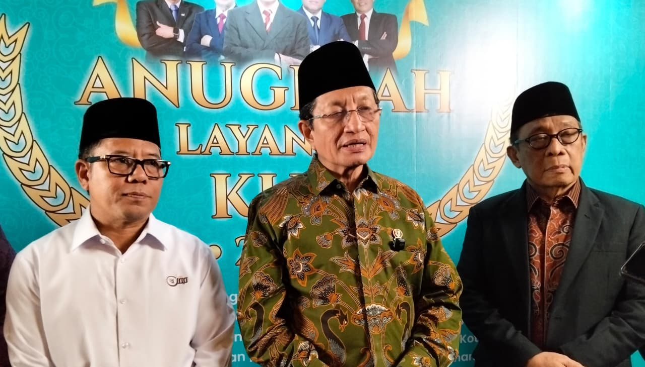 Menteri Agama Nasaruddin Umar (tengah) menghadiri malam Anugerah Layanan KUA di Kota Tangerang (12/12) malam. (Hilmi Setiawan/Jawa Pos)