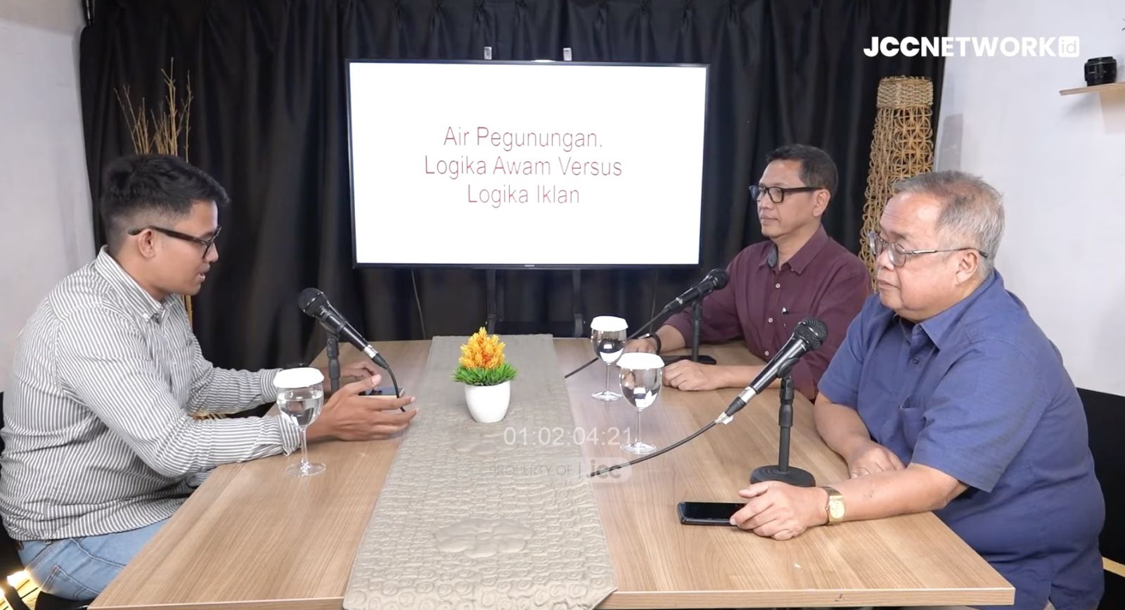 Dua pakar dari disiplin ilmu berbeda berdiskusi.