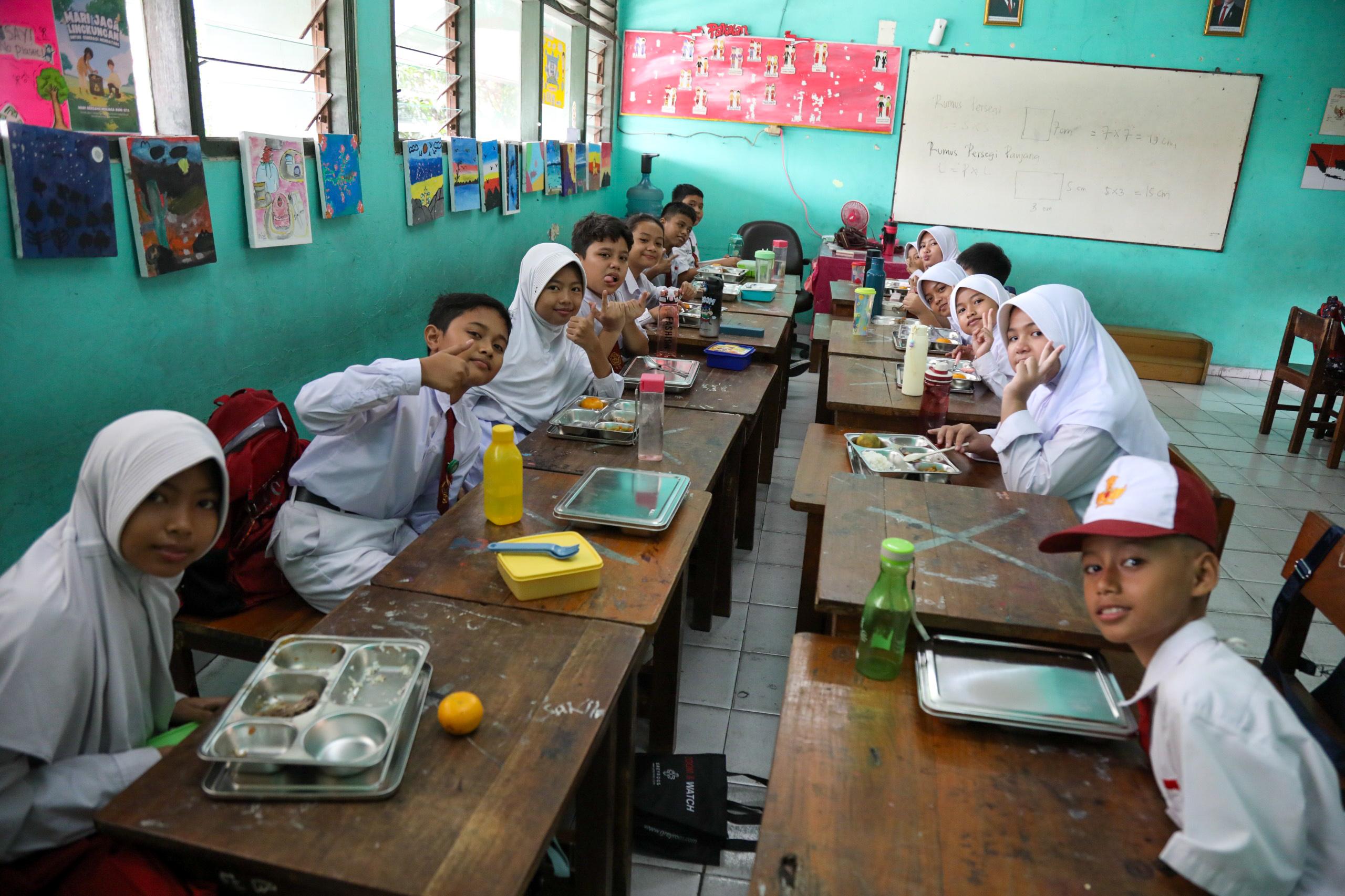 Murid SDN 01 Kalibaru menikmati MBG.
