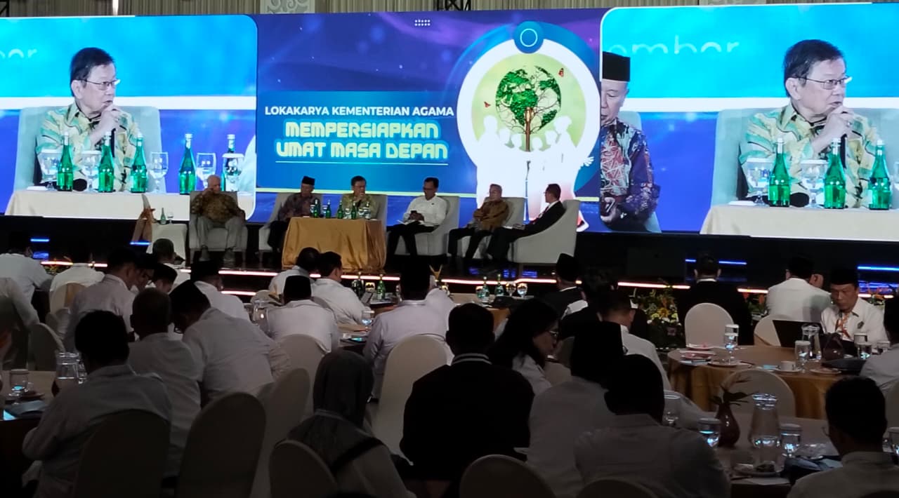 Ketua Umum Persatuan Umat Buddha Indonesia (Permabudhi) Prof. Philip K. Widjaja (batik hijau) memberikan materi pada Lokakarya Kementerian Agama di Serpong (15/12). (Hilmi Setiawan/Jawa Pos)
