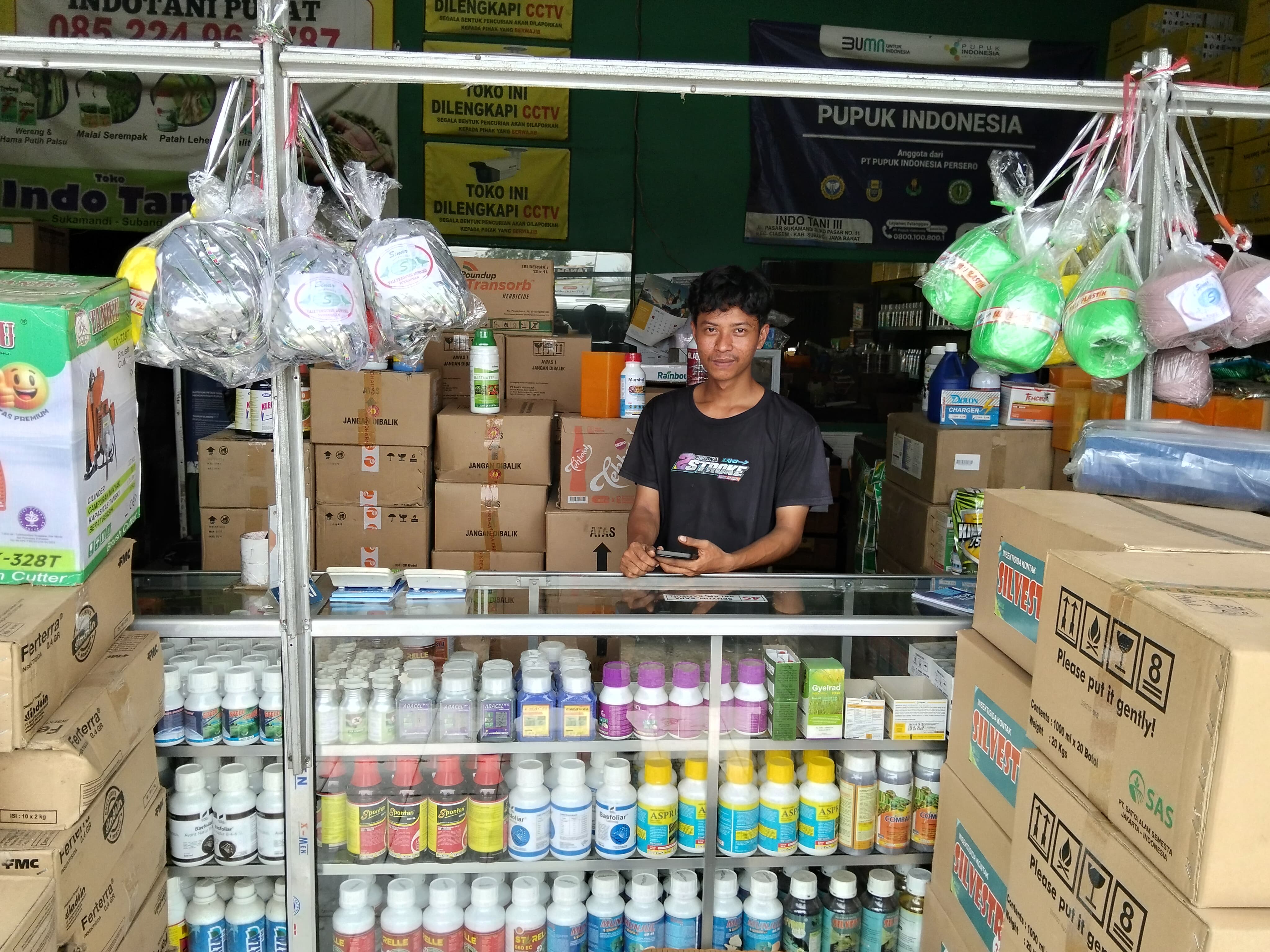 Salah satu lapak yang menjual pupuk subsidi di wilayah Jawa Barat. Saat ini pemerintah menetapkan pupuk subsidi sebagai barang pengawasan pemerintah. (Hilmi/Jawa Pos)