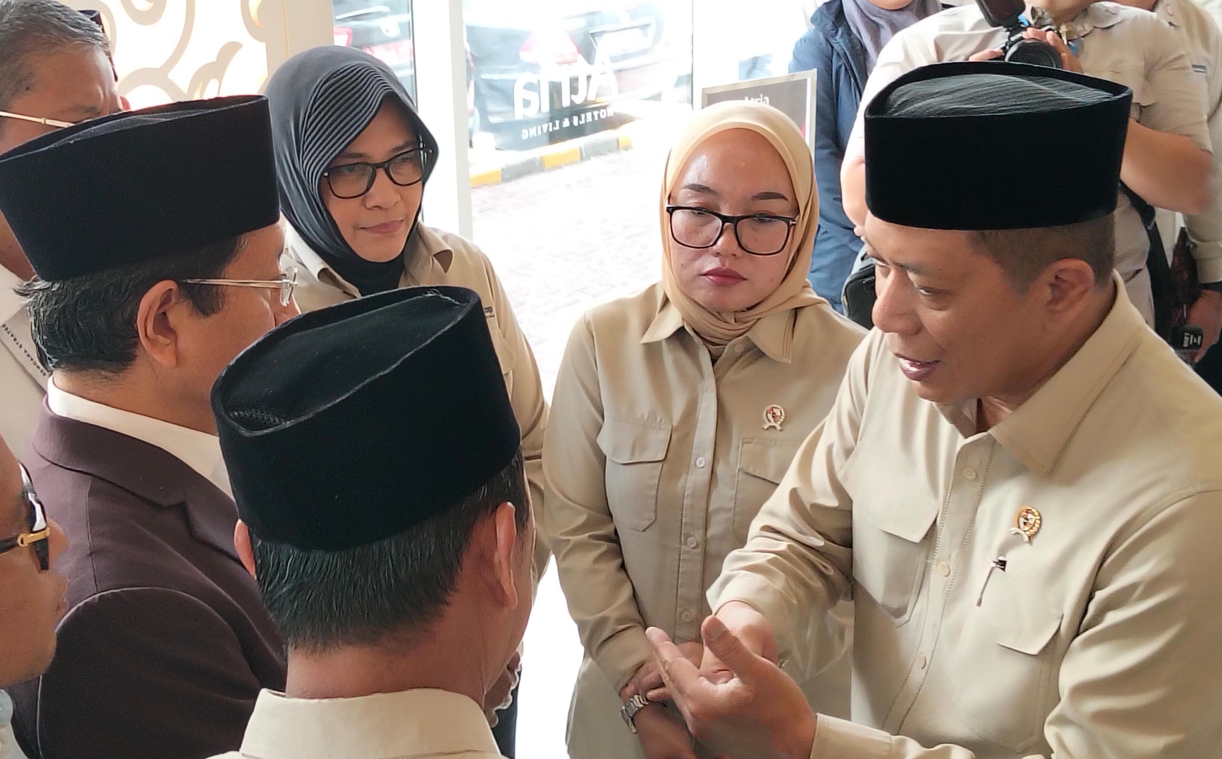 Menteri Koperasi (Menkop) Ferry Juliantono (kanan) berbincang Menteri Agama (Menag) Nasaruddin Umar di Rakernas Kemenag di Serpong (16/12). (Hilmi/Jawa Pos)