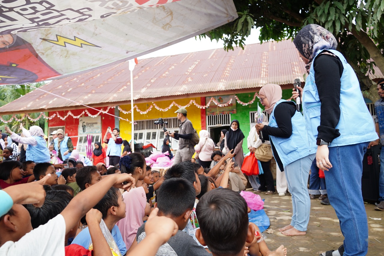 TPN IV PalmCo memberikan makanan pada program trauma healing sebagai bentuk kepedulian dan komitmen mendampingi pemulihan psikososial anak-anak terdampak bencana.