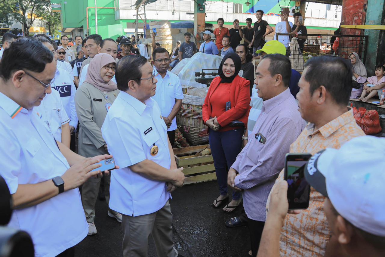 Gubernur DKI Jakarta Pramono Anung meninjau langsung Pasar Induk Kramat Jati, Jakarta Timur, pada Selasa (16/12).