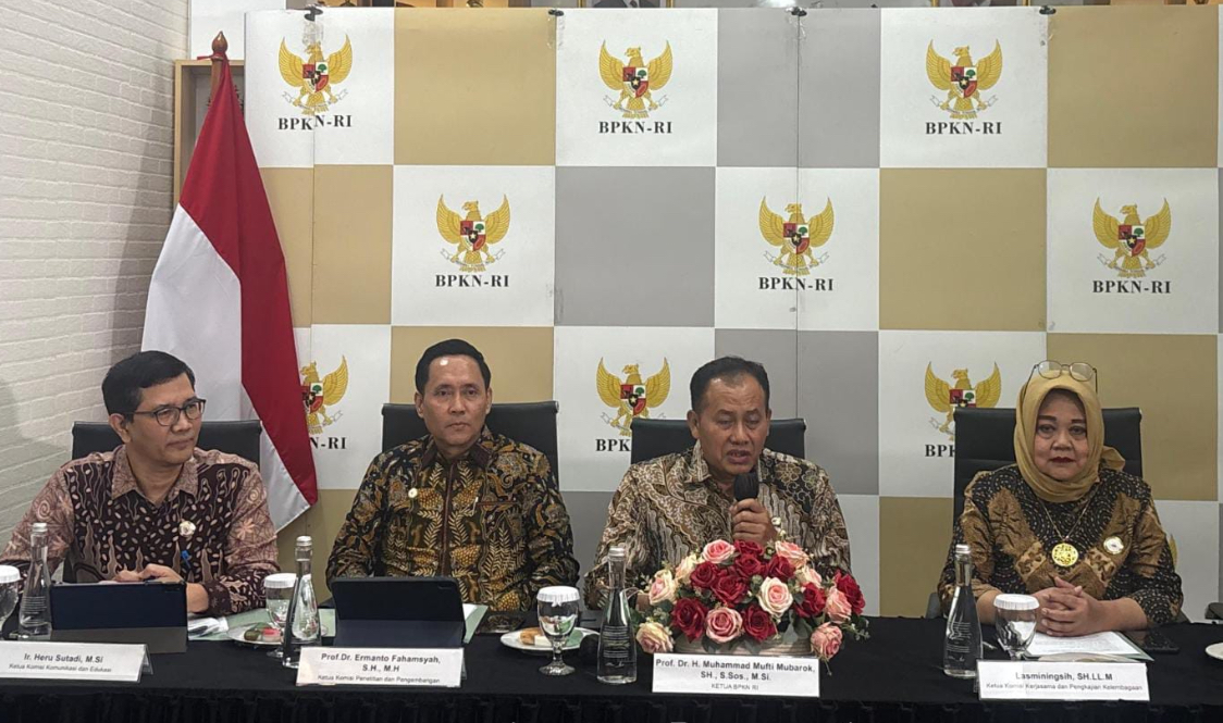 Ketua BPKN Muhammad Mufti Mubarok (tiga dari kiri) bersama para Ketua Komisi BPKN di Menteng, Jakarta, Selasa (16/12).