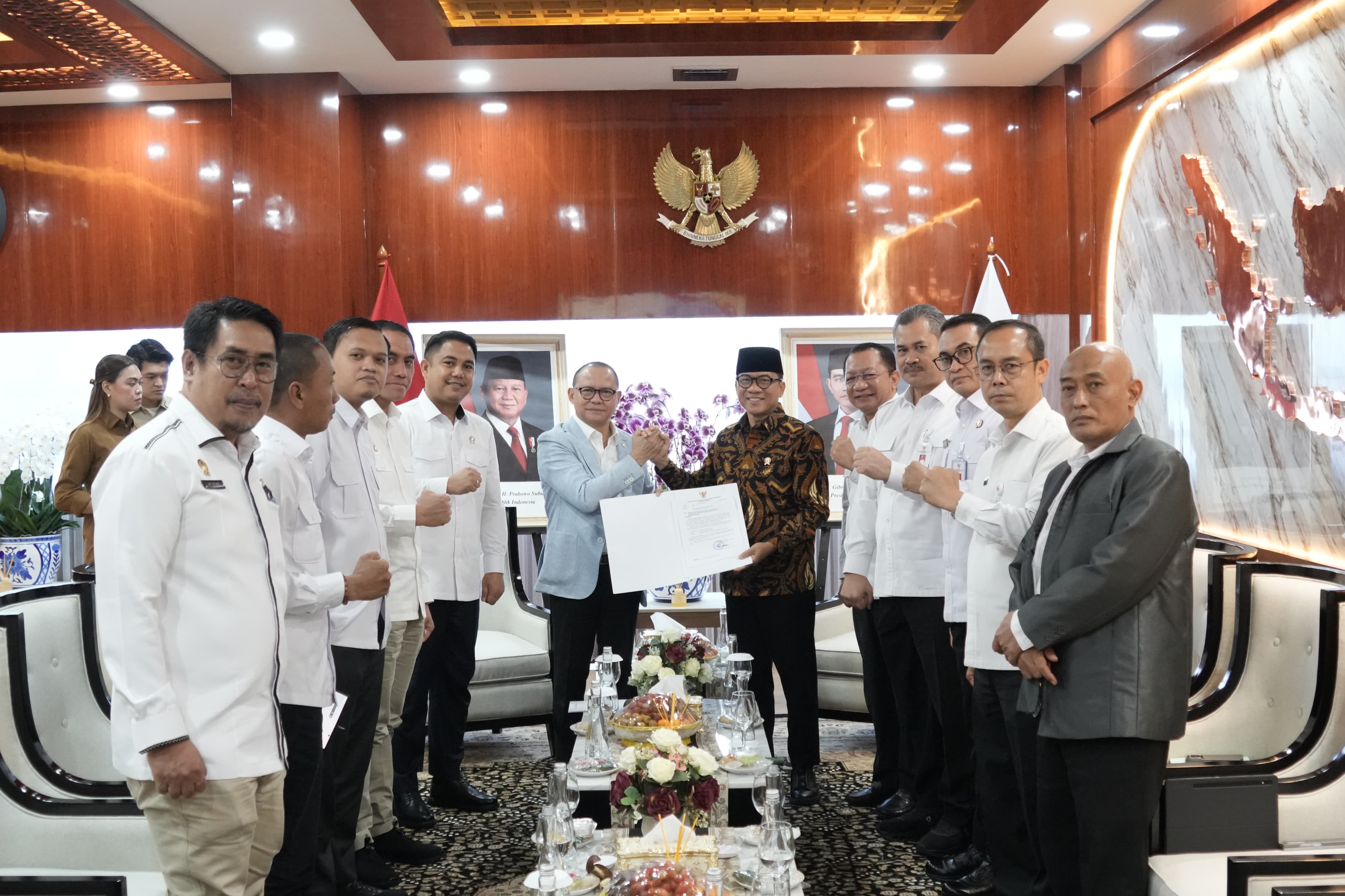 Menteri P2MI Mukhtarudin menerima audiensi dari Menteri Desa, PDTT&nbsp;Yandri Susanto di Kantor KemenP2MI, Jakarta, Selasa (16/12).