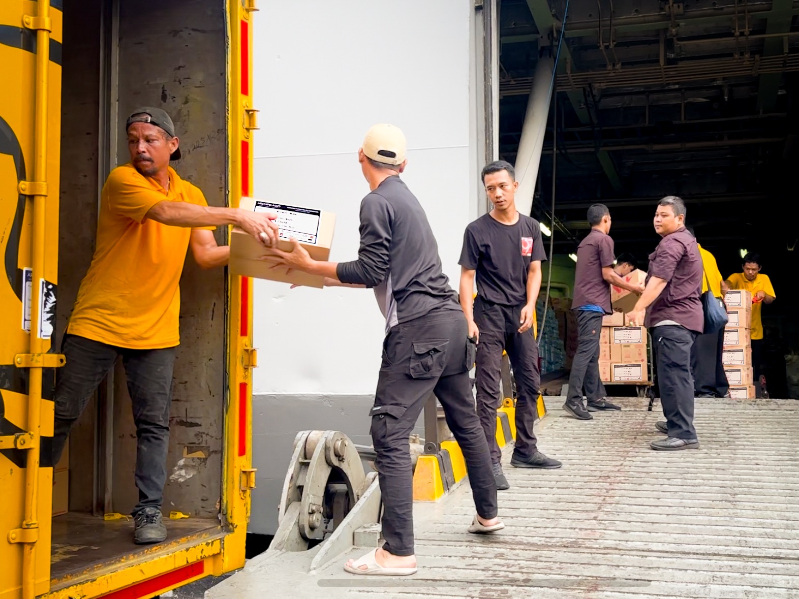 Penyerahan bantuan tanggap darurat oleh Archipelago untuk korban bencana alam di Sumatra.