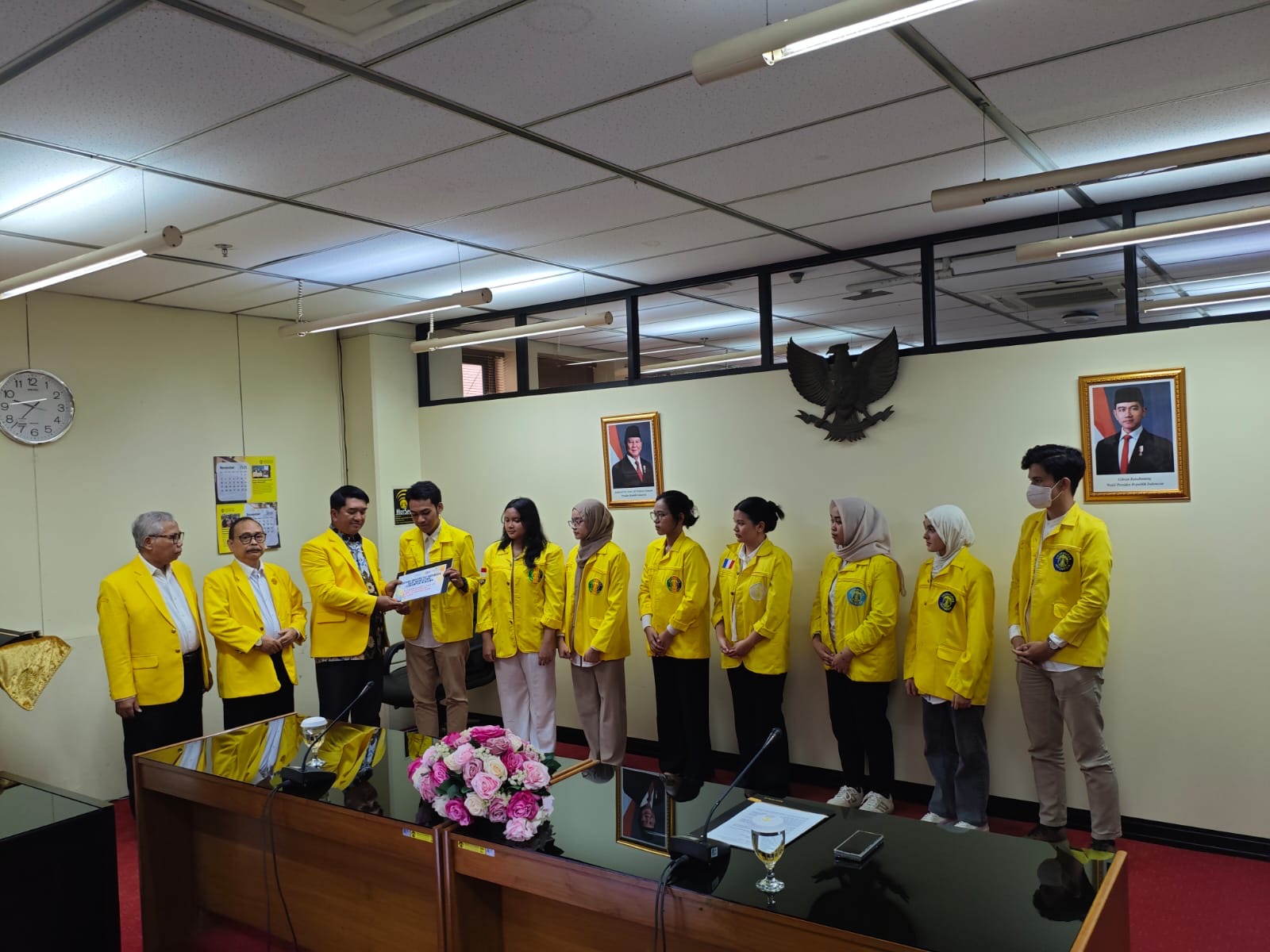Rektor UI Heri Hermansyah menyerahkan bantuan kepada mahasiswa yang terdampak bencana Sumatera.