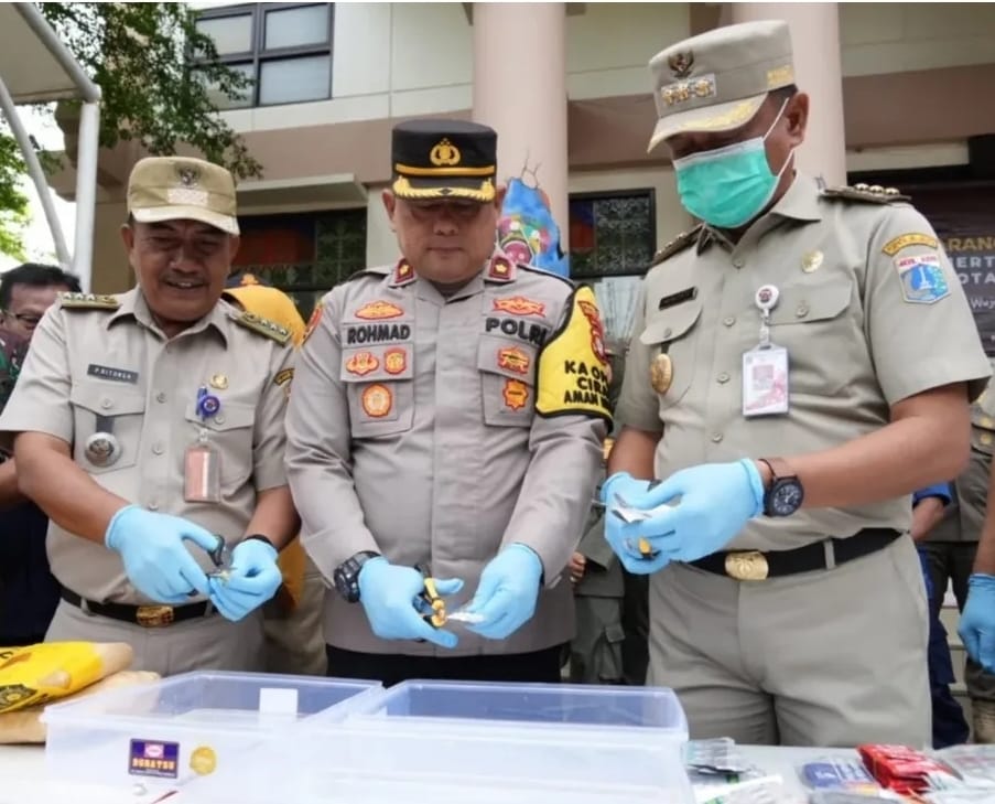 Tim gabungan memusnahkan ribuan butir obat ilegal di halaman Kantor Kecamatan Ciracas.