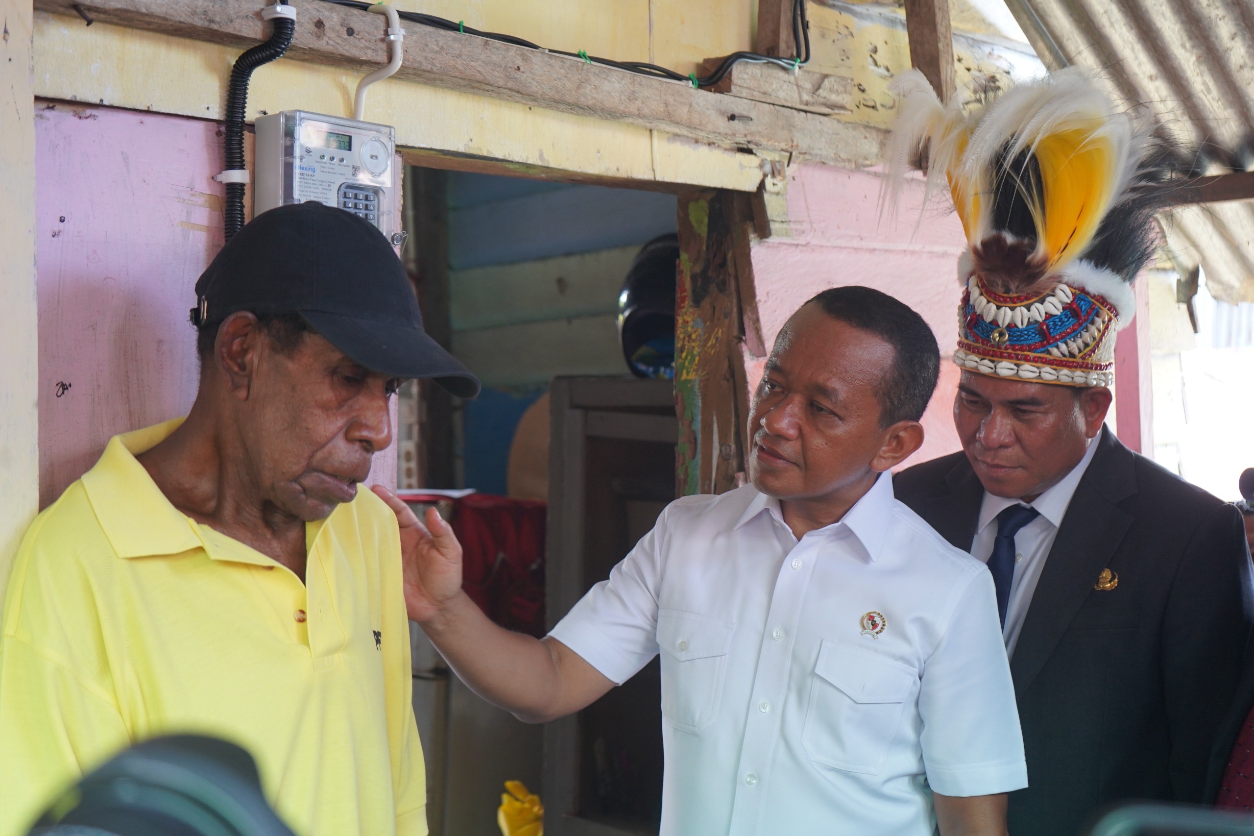 Menteri ESDM Bahlil Lahadalia meresmikan langsung penyalaan program BPBL di rumah milik Arobi Namudat (66) di Kabupaten Fakfak, Papua.