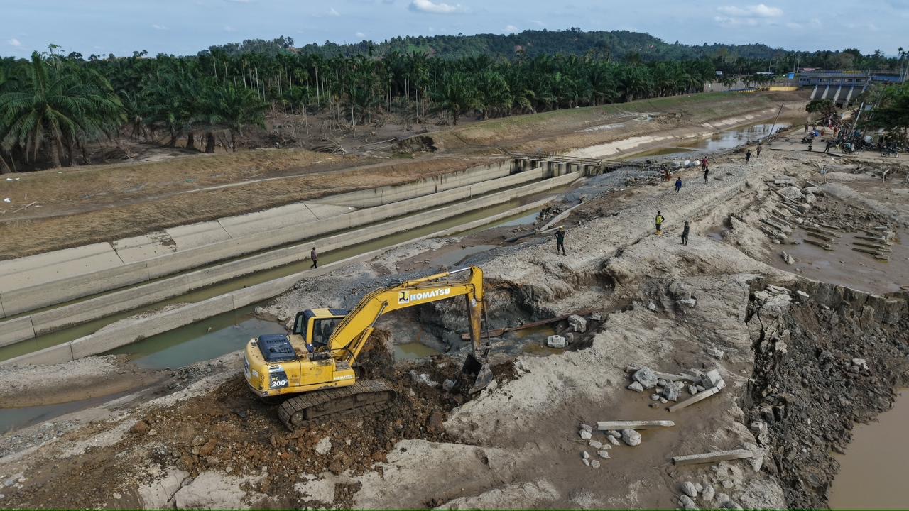 Kementerian PU membangun dan memasang lima jembatan darurat bailey untuk membuka kembali akses ke wilayah-wilayah yang terisolasi dan memulihkan alur distribusi logistik serta mobilitas warga.