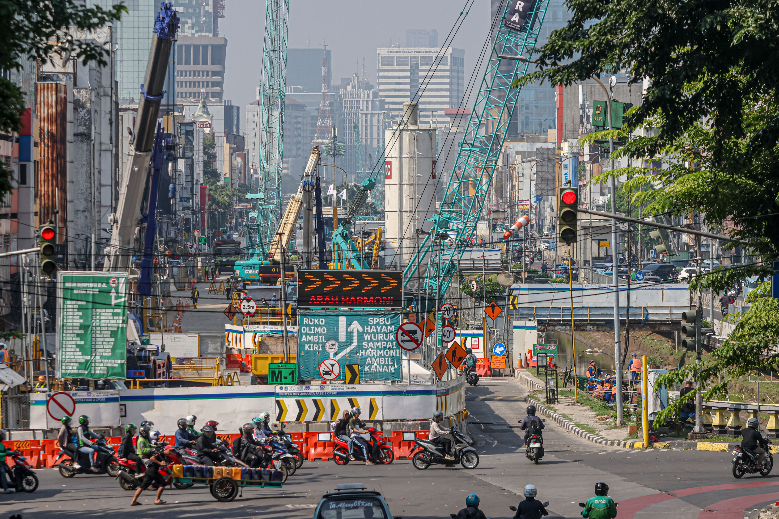 Suasana proyek pengerjaan MRT Fase 2, di Jalan Gajah Masa, Jakarta Pusat.