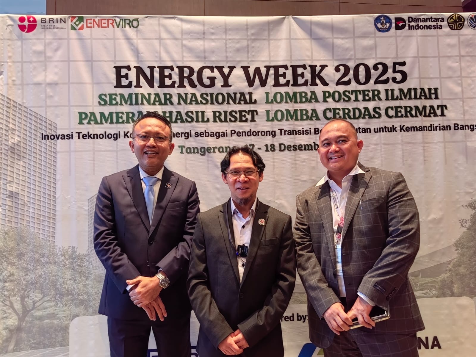 Kepala Organisasi Riset Energi dan Manufaktur BRIN Prof. Cuk Supriyadi Ali Nandar (tengah) di Energi Week 2024 BRIN di Serpong (17/12). (Hilmi/Jawa Pos)