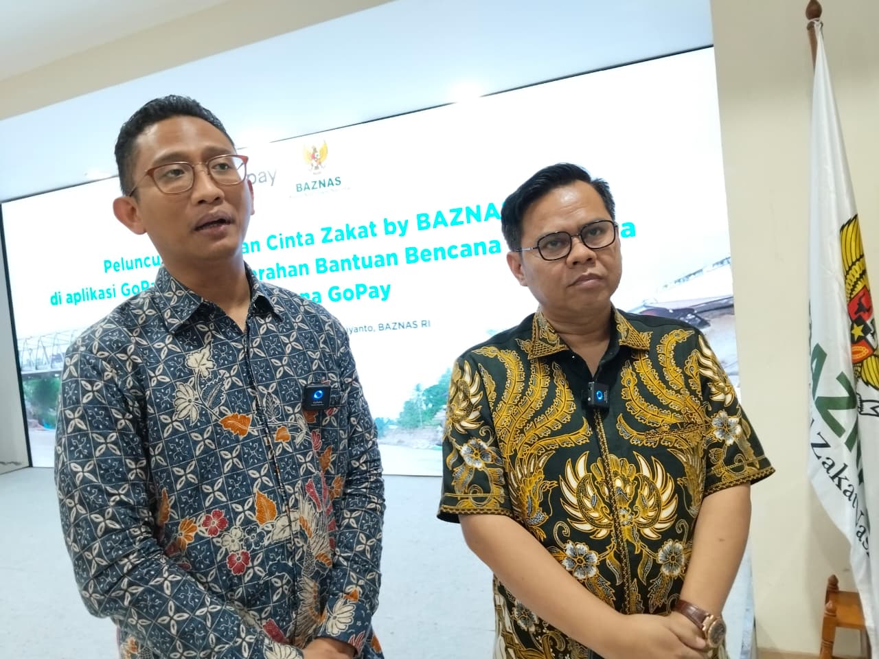 Pimpinan Baznas Bidang Pengumpulan Rizaludin Kurniawan (kanan) memberikan komentar kepada wartawan di Jakarta (17/12). (Hilmi/Jawa Pos)