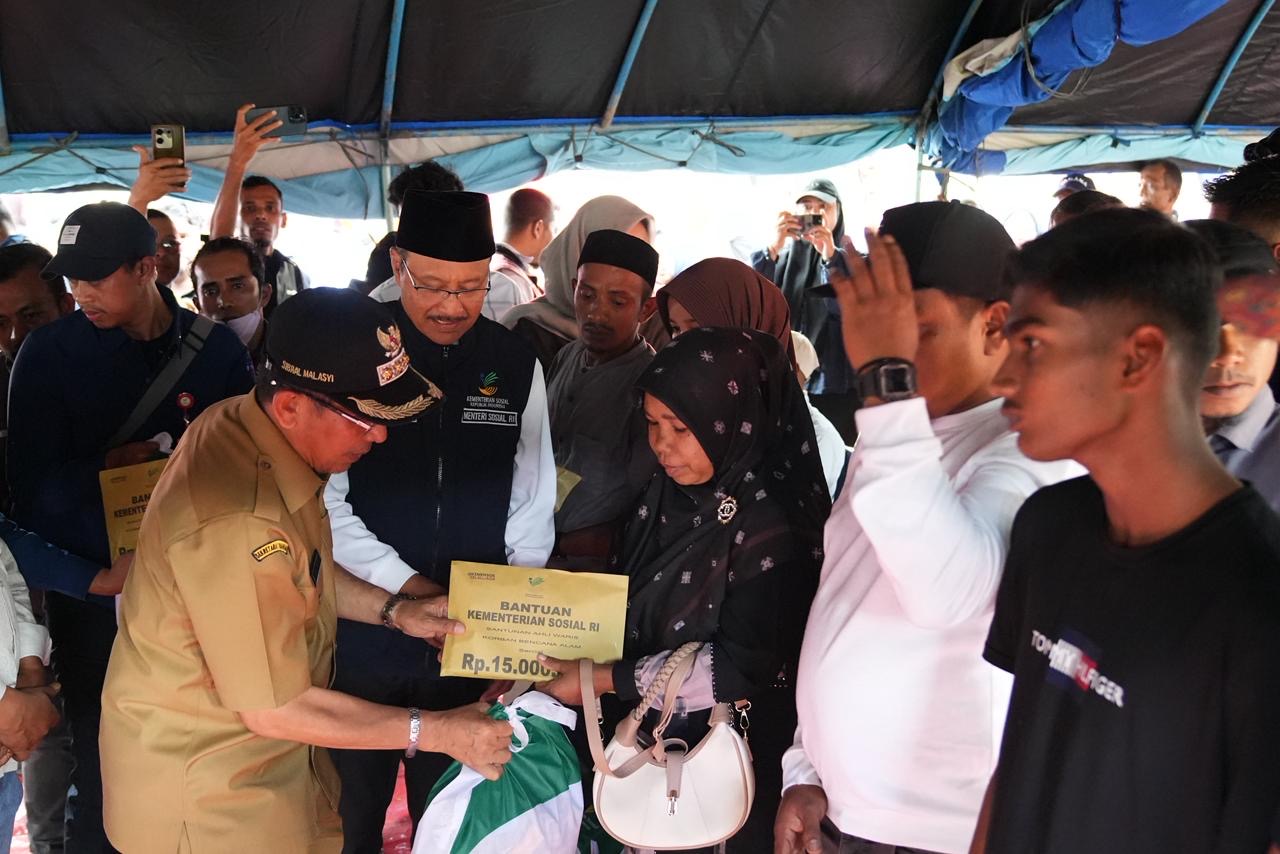 Menteri Sosial Saifullah Yusuf menyerahkan santunan untuk para ahli waris korban banjir dan longsor serta meninjau dapur umum di kantor Dinas Sosial P3A, Kabupaten Pidie Jaya, Selasa (16/12/2025).&nbsp;
