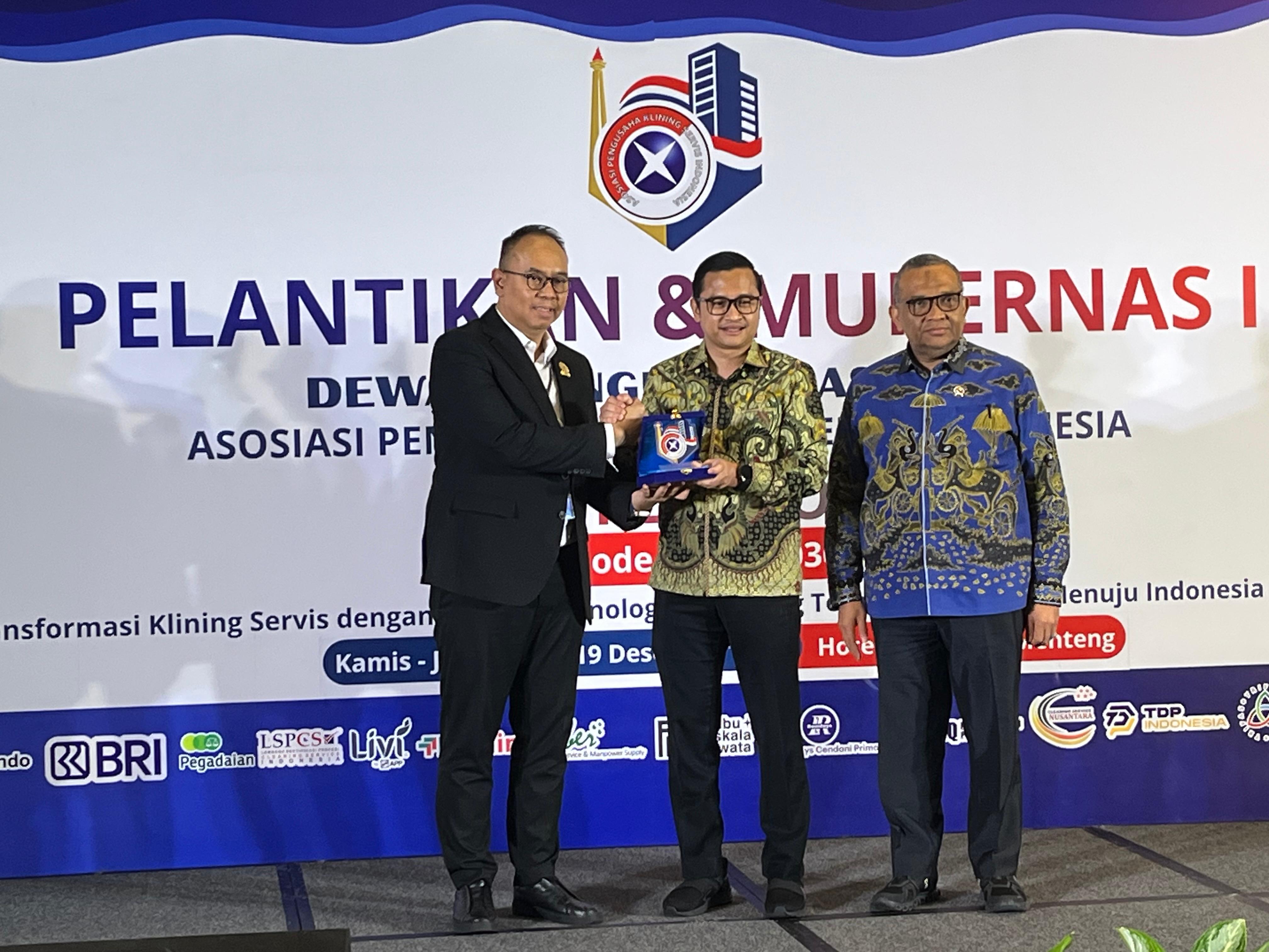 Ketua Umum DPN APKLINDO Kus Junianto memberikan cenderamata kepada Hasby Zamri (tengah), Staff Khusus Menteri UMKM RI, disaksikan Afriansyah Noor (kanan), Wakil Menteri Ketenagakerjaan RI.