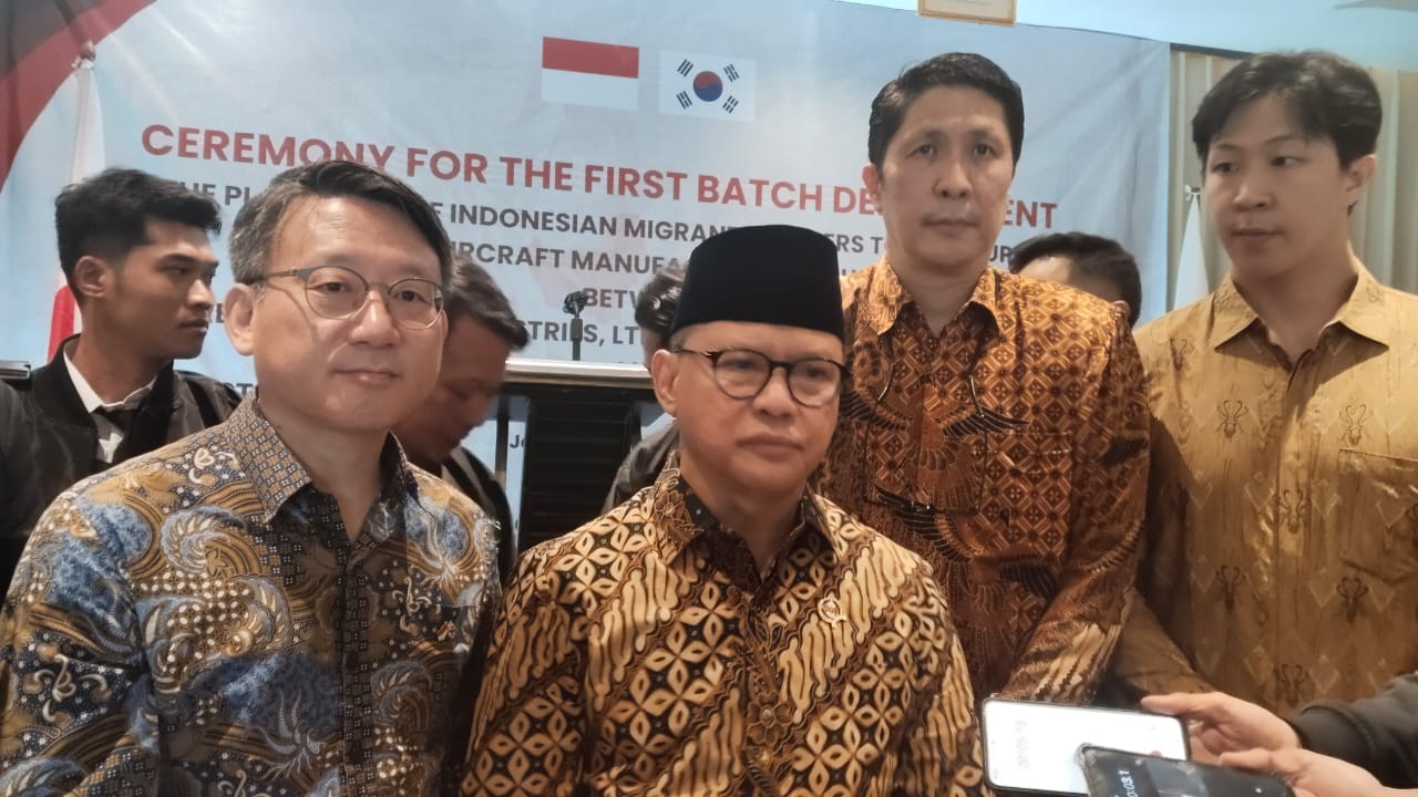 Menteri P2MI Mukhtarudin (tengah).