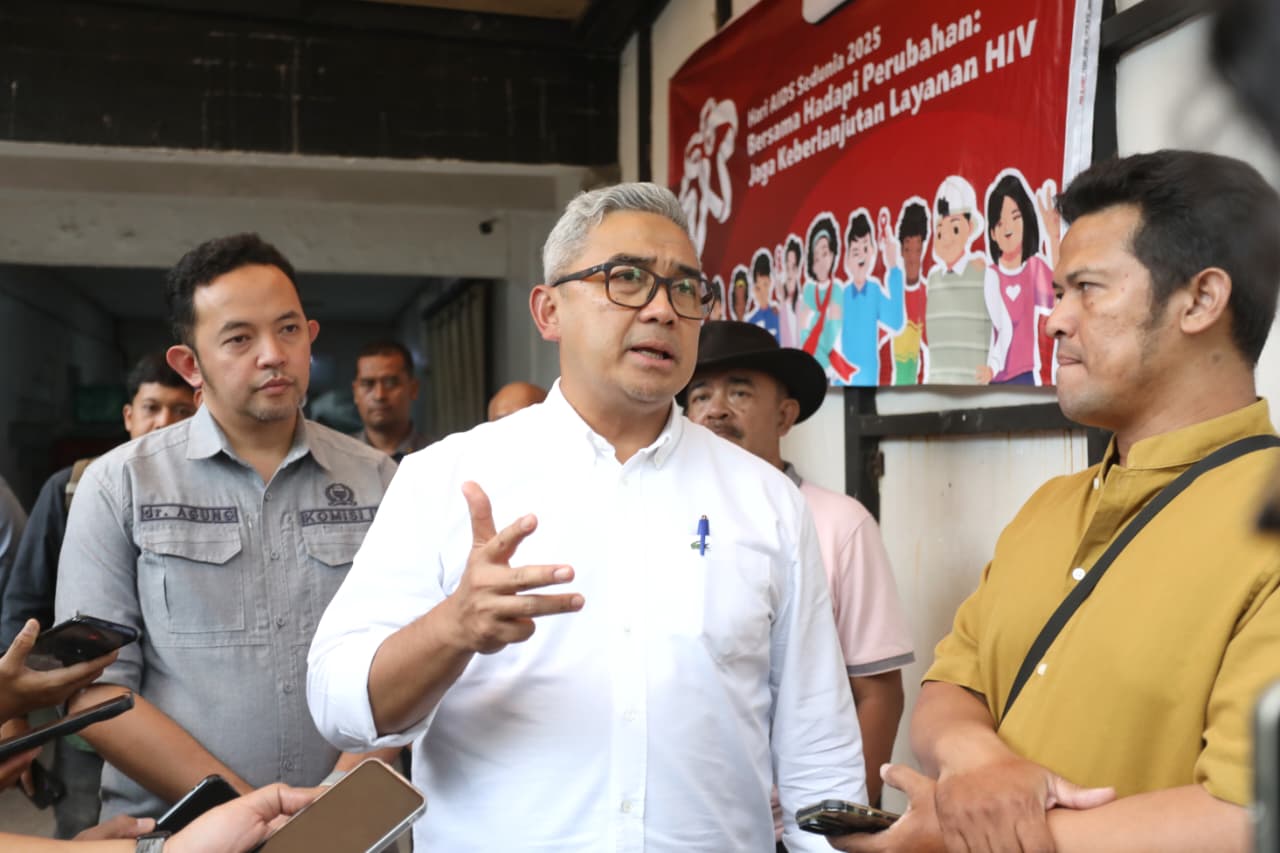 Wali Kota Bandung Muhammad Farhan berbincang dengan reporter Jawa Pos Arief Indra di Kelurahan Malabar, Kecamatan Lengkong, Kota Bandung.