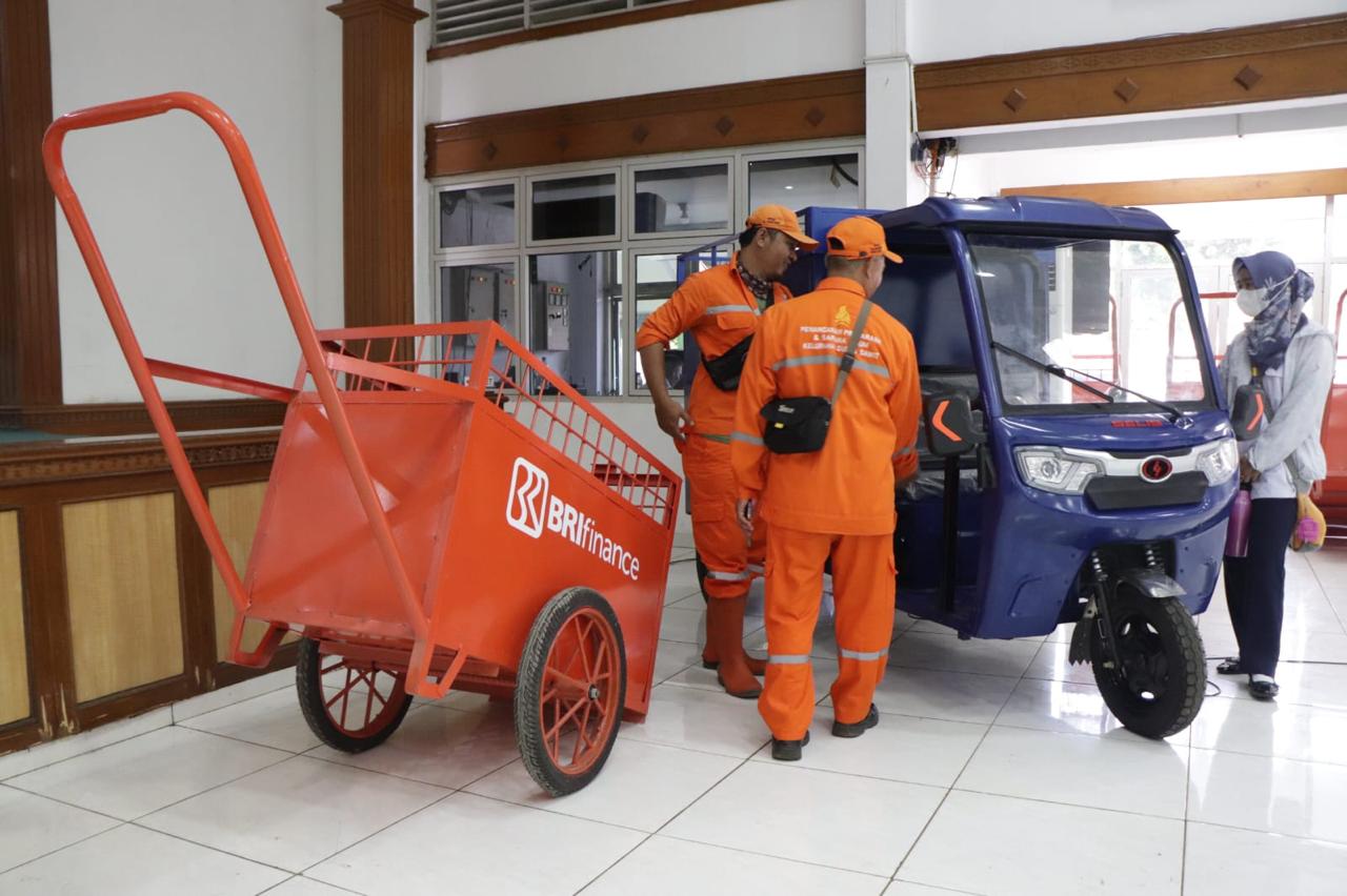 Gerobak bank sampah disediakan BRI Finance untuk kebutuhan kebersihan di tiap RW di ibu kota.